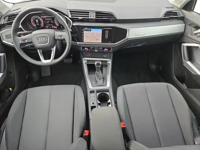 Audi Q3 view 8
