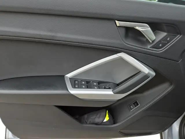 Audi Q3 view 11