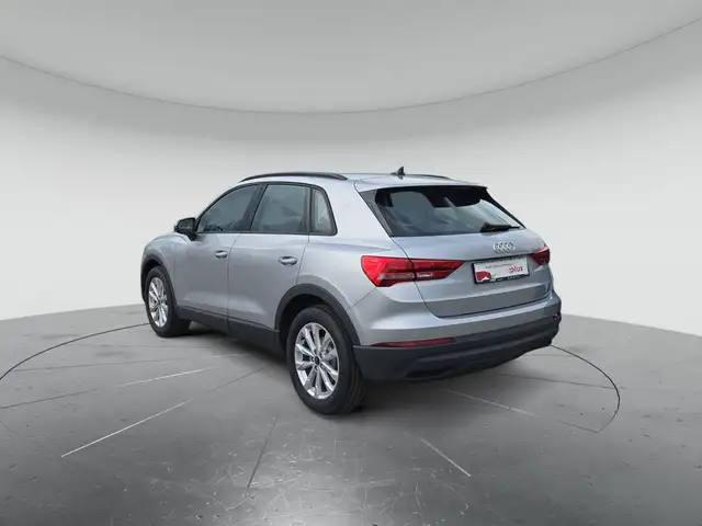 Audi Q3 view 3