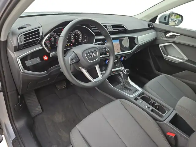 Audi Q3 view 4