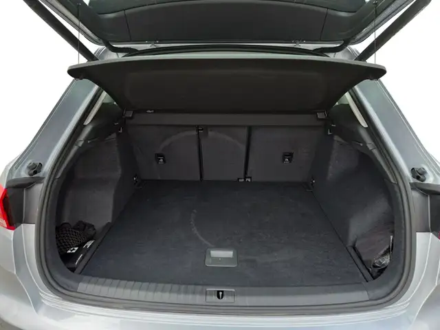 Audi Q3 view 14