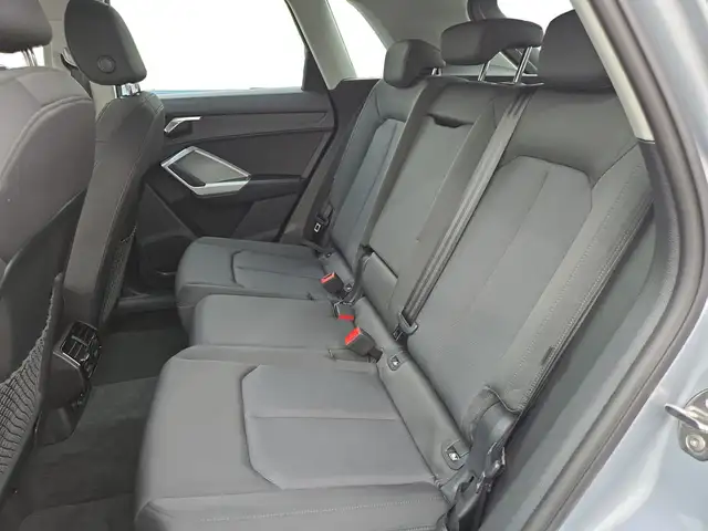 Audi Q3 view 10