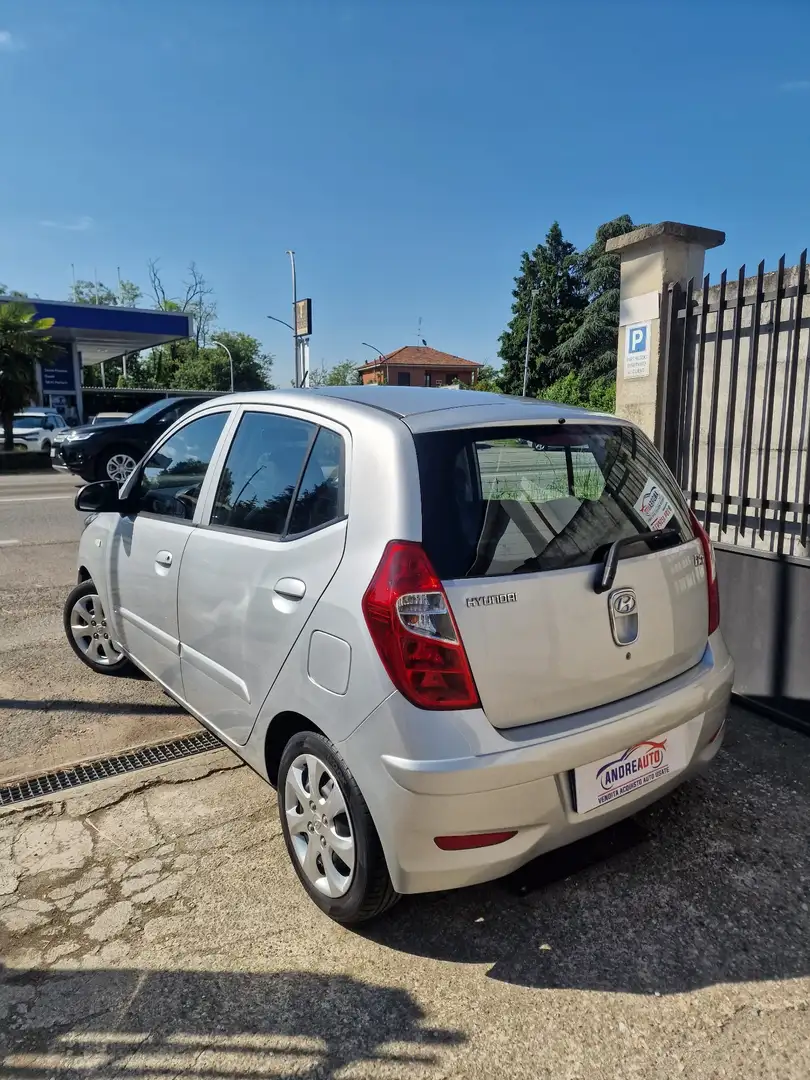 Hyundai i10 1.1 Classic Silber - 2