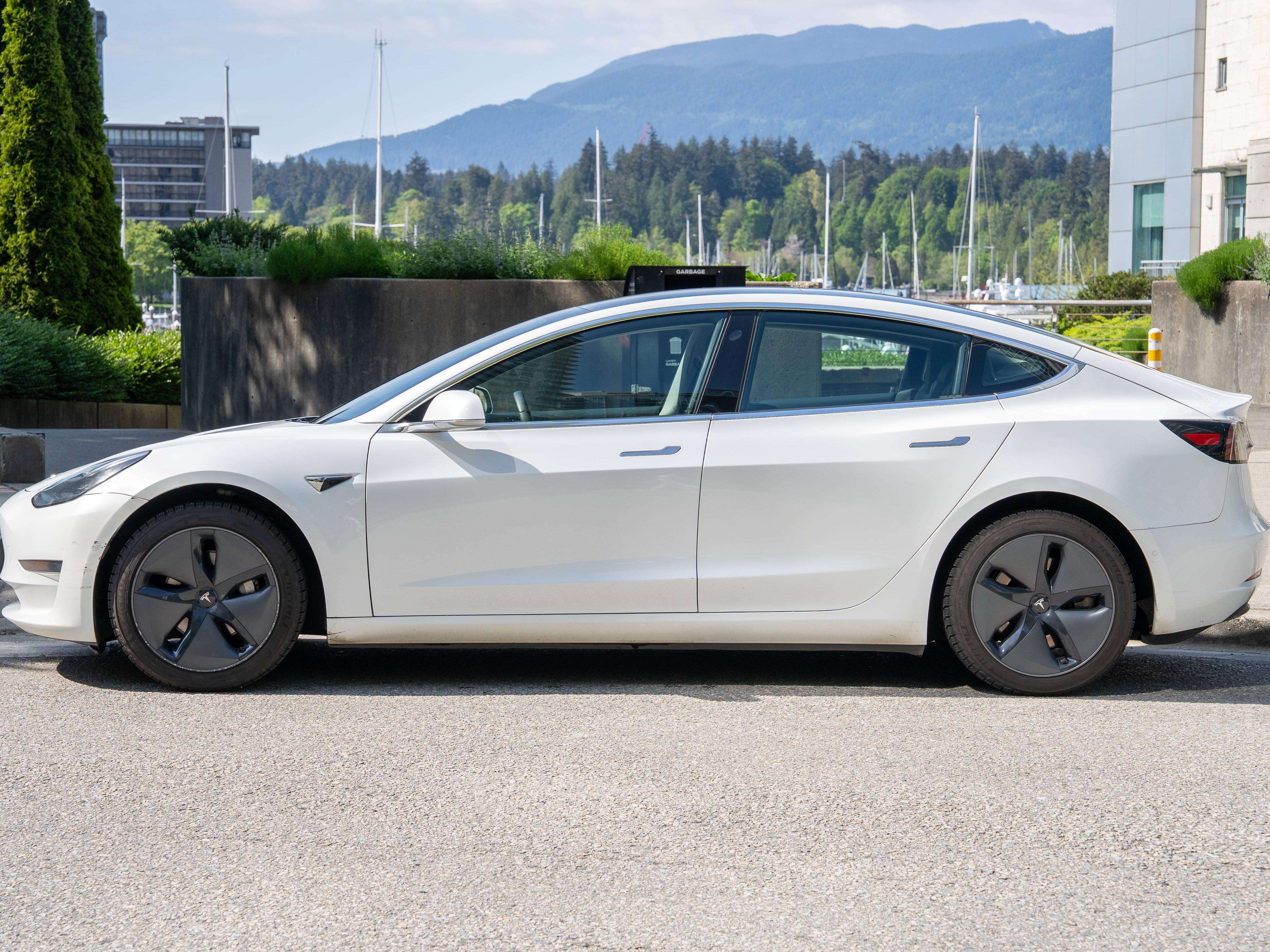 2020 Tesla Model 3 Rear Wheel drive alt 2