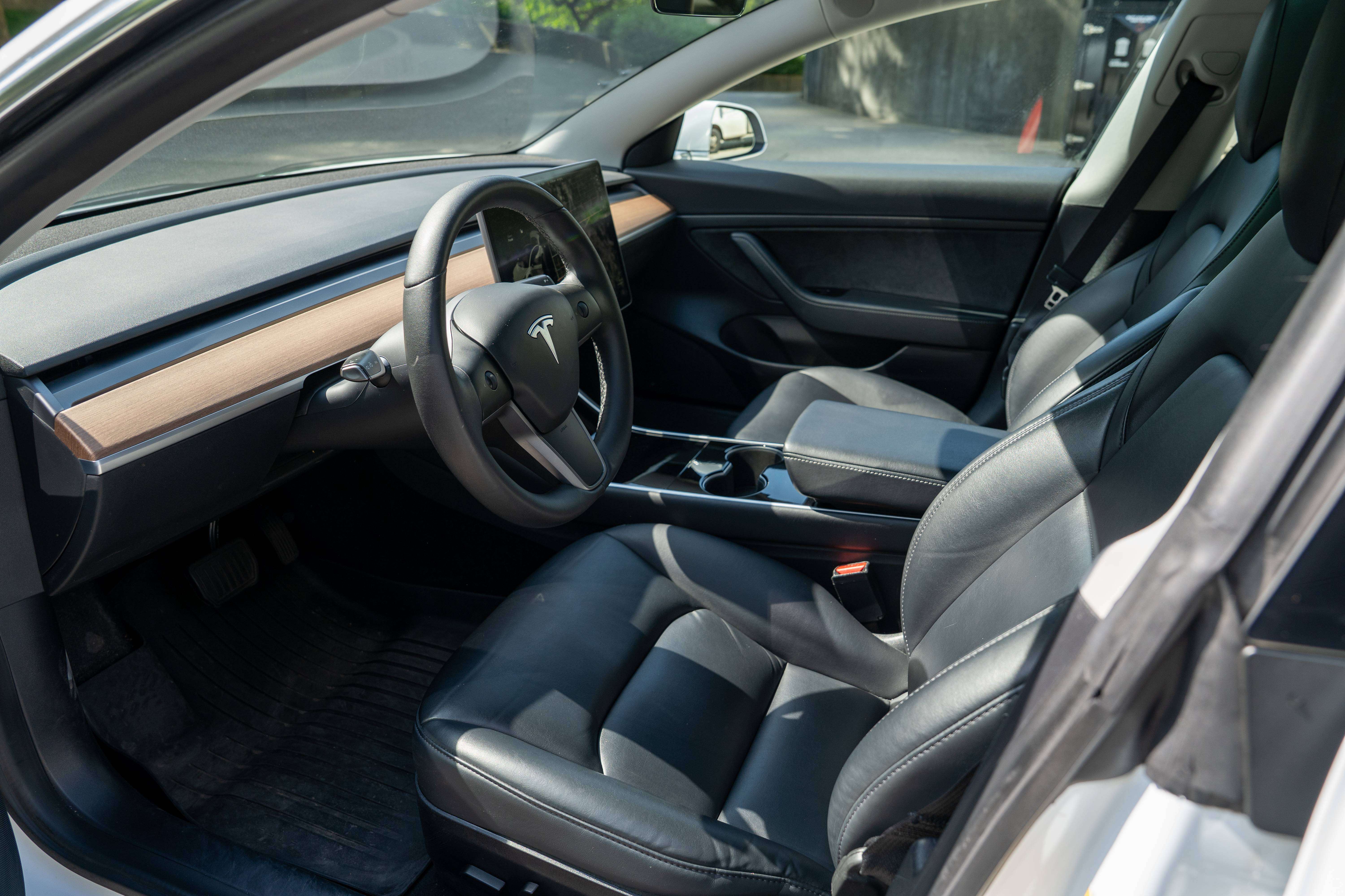 2020 Tesla Model 3 Rear Wheel drive thumb 9