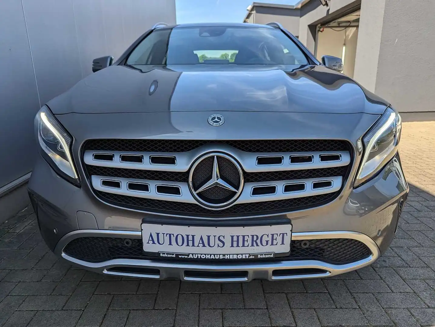 Mercedes-Benz GLA 180 2.Hand/MB-Scheckheft/Teilleder/LED/Navigation/AHK/ Grau - 2