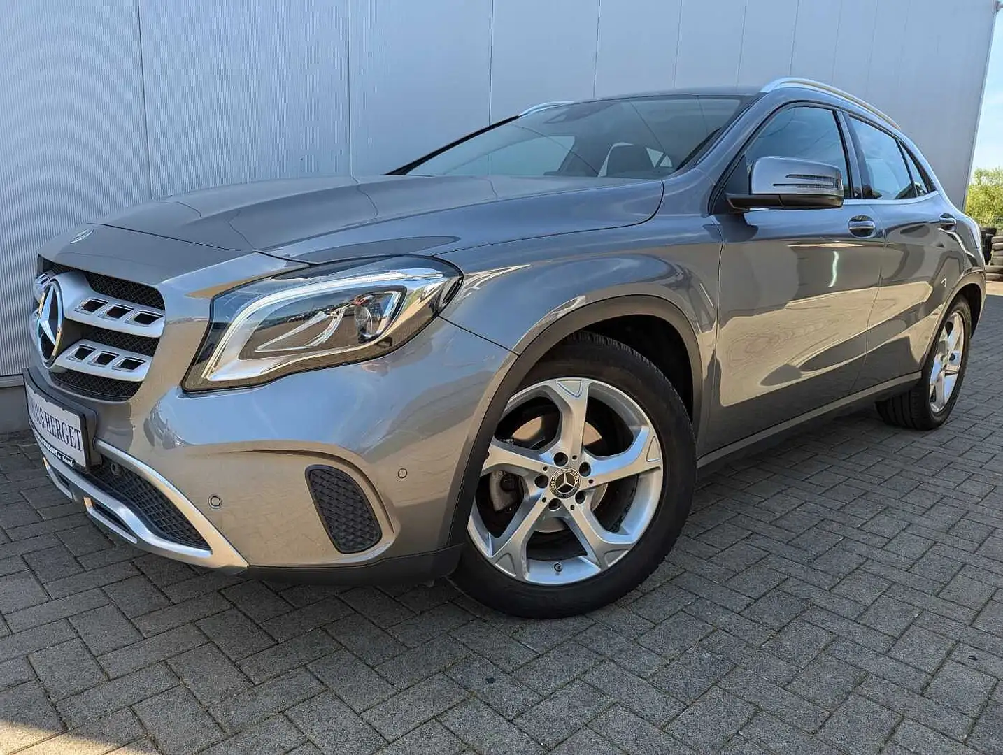 Mercedes-Benz GLA 180 2.Hand/MB-Scheckheft/Teilleder/LED/Navigation/AHK/ Grau - 1