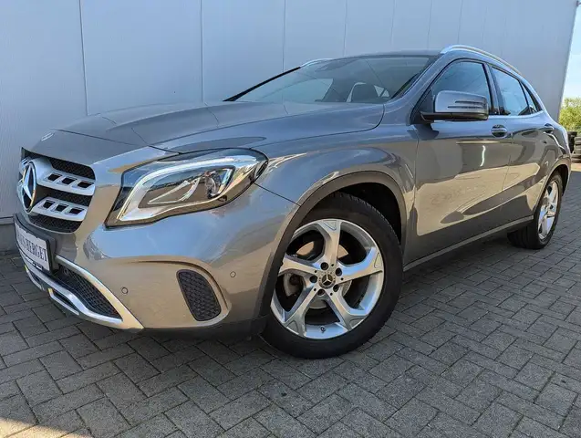 Mercedes-Benz GLA 180 2.Hand/MB-Scheckheft/Teilleder/LED/Navigation/AHK/