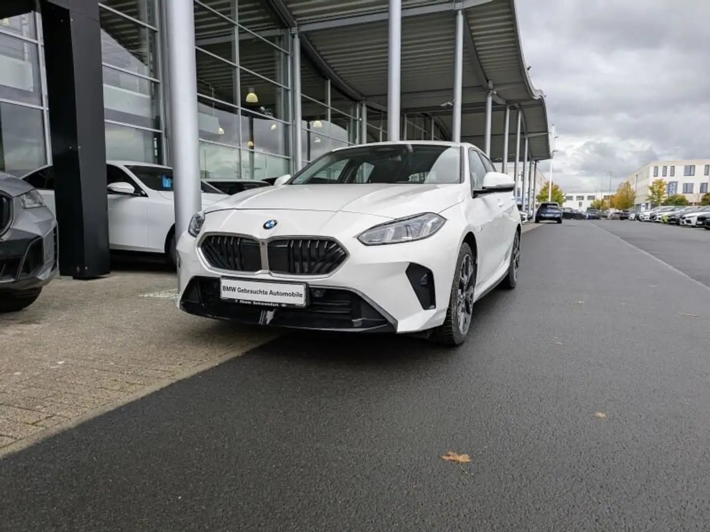 BMW 120 Lim. M-Sport Exterieur HeadUp. Navi. Weiß - 2