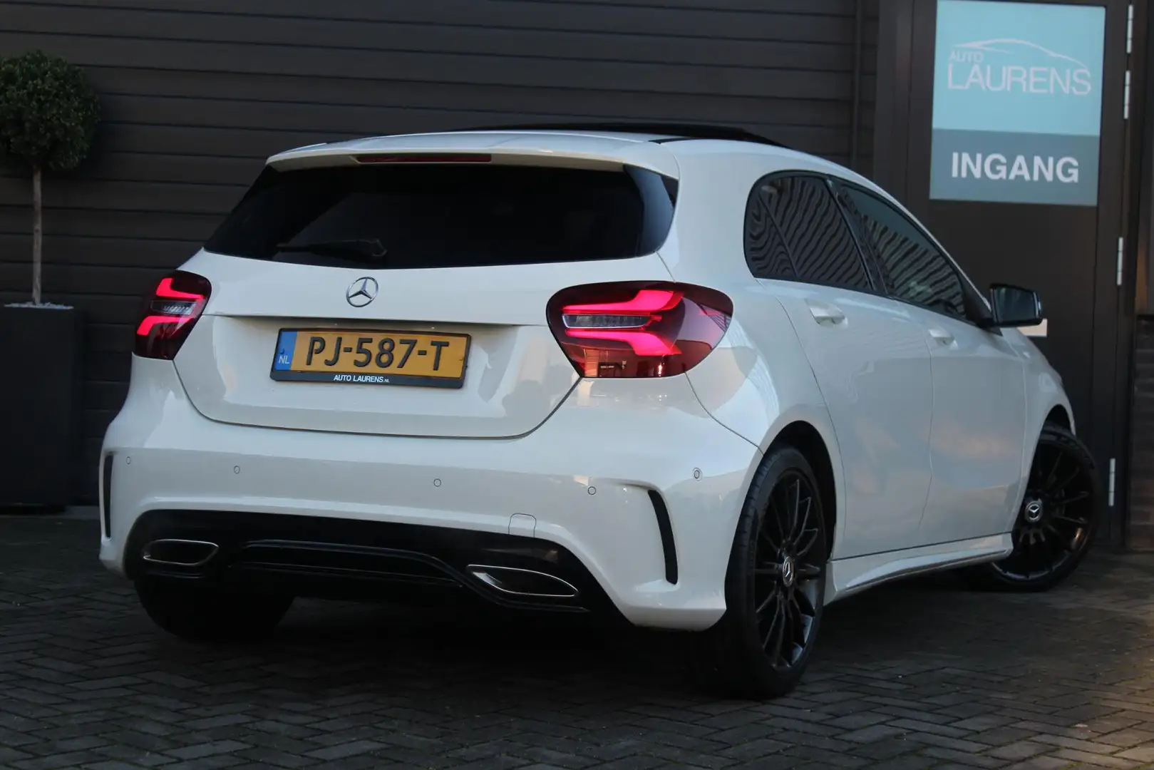Mercedes-Benz A 180 Ambition AMG LINE | Panorama-dak | Carpay & Androi Blanc - 2