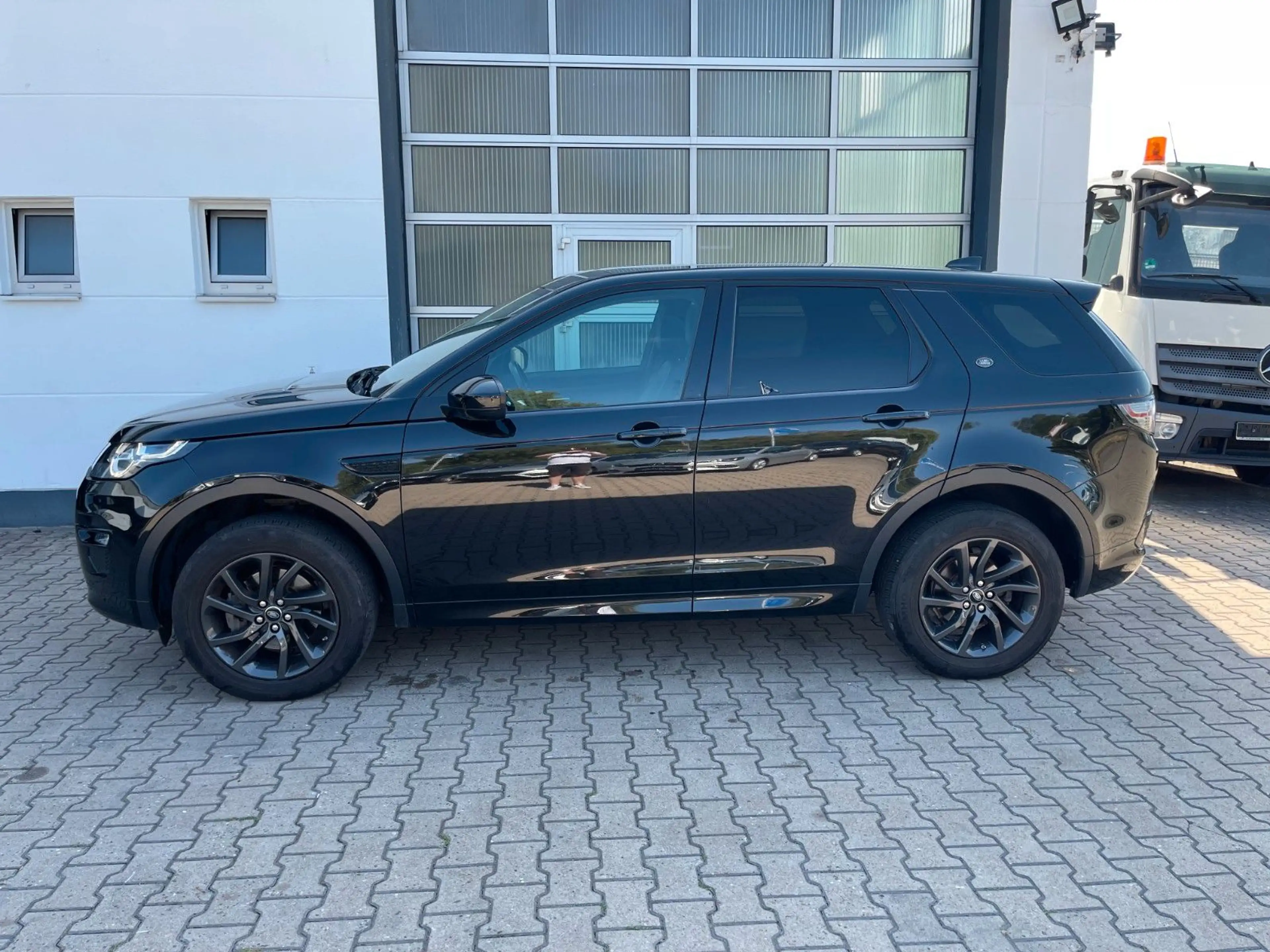 Land Rover Discovery Sport SE AWD/AHK/2.HD/PANO/SHZ/NAVI/.. — photo 2