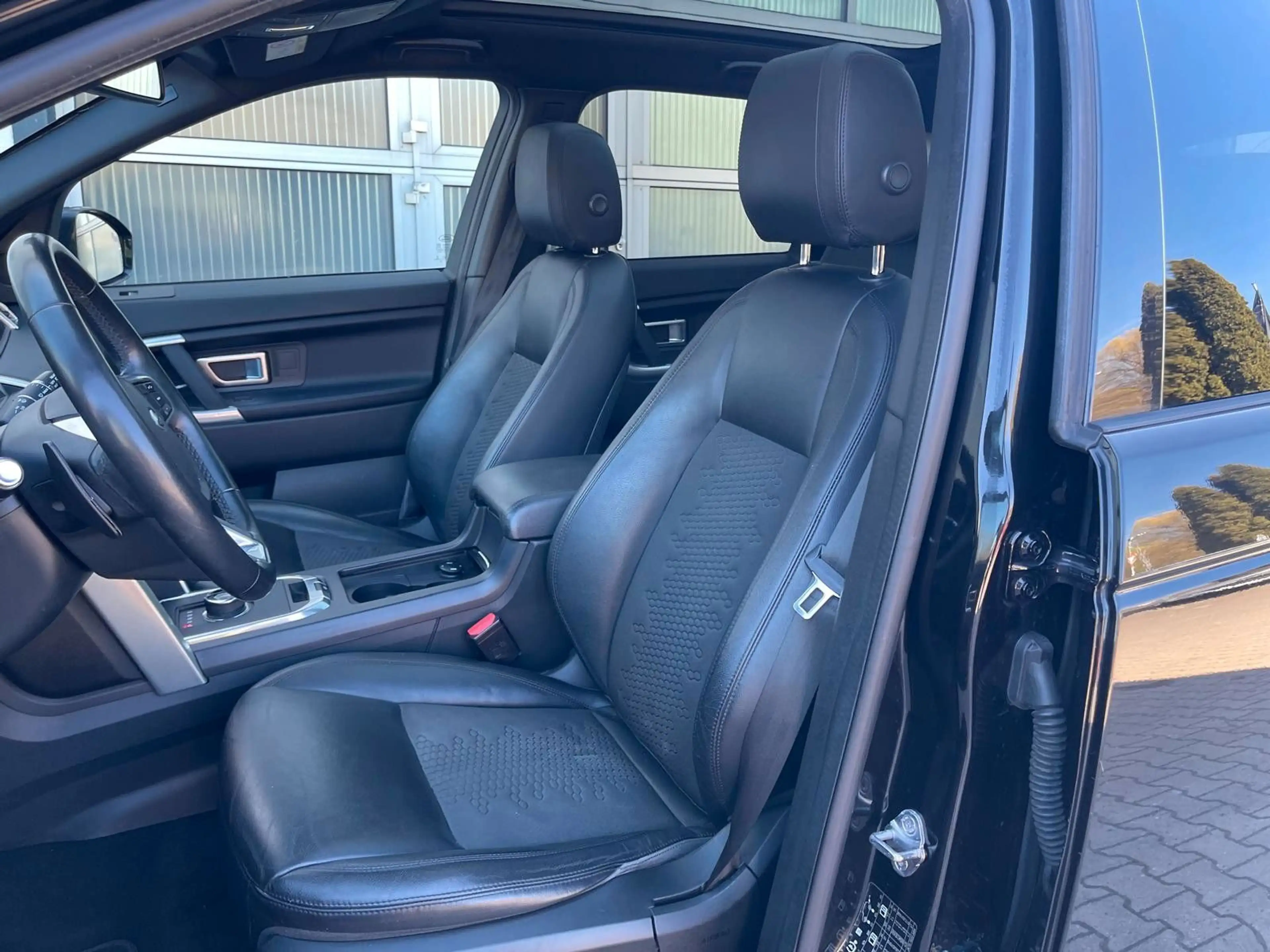 Land Rover Discovery Sport SE AWD/AHK/2.HD/PANO/SHZ/NAVI/.. — photo 8