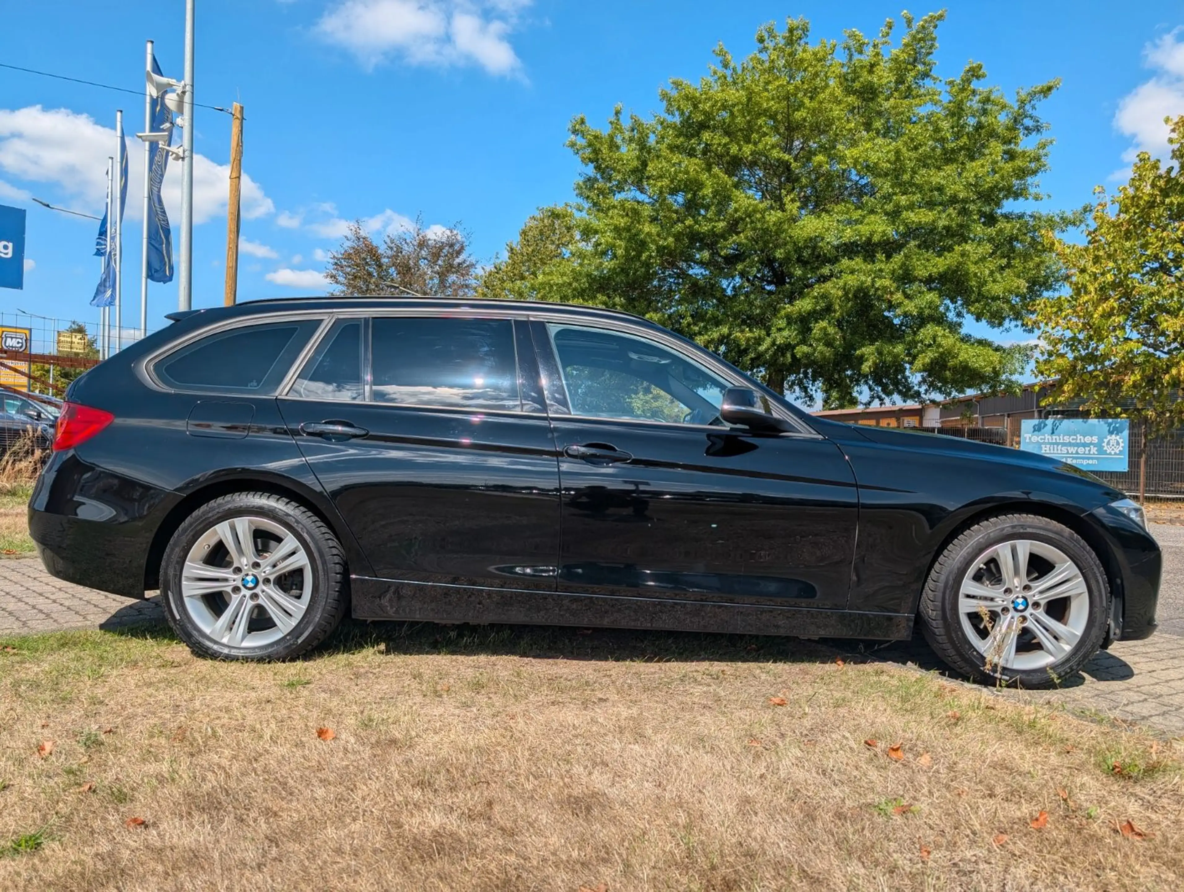 BMW 316 i 3 Touring*PANORAMA-DACH*AUTOMATIK*PDC !! — photo 10
