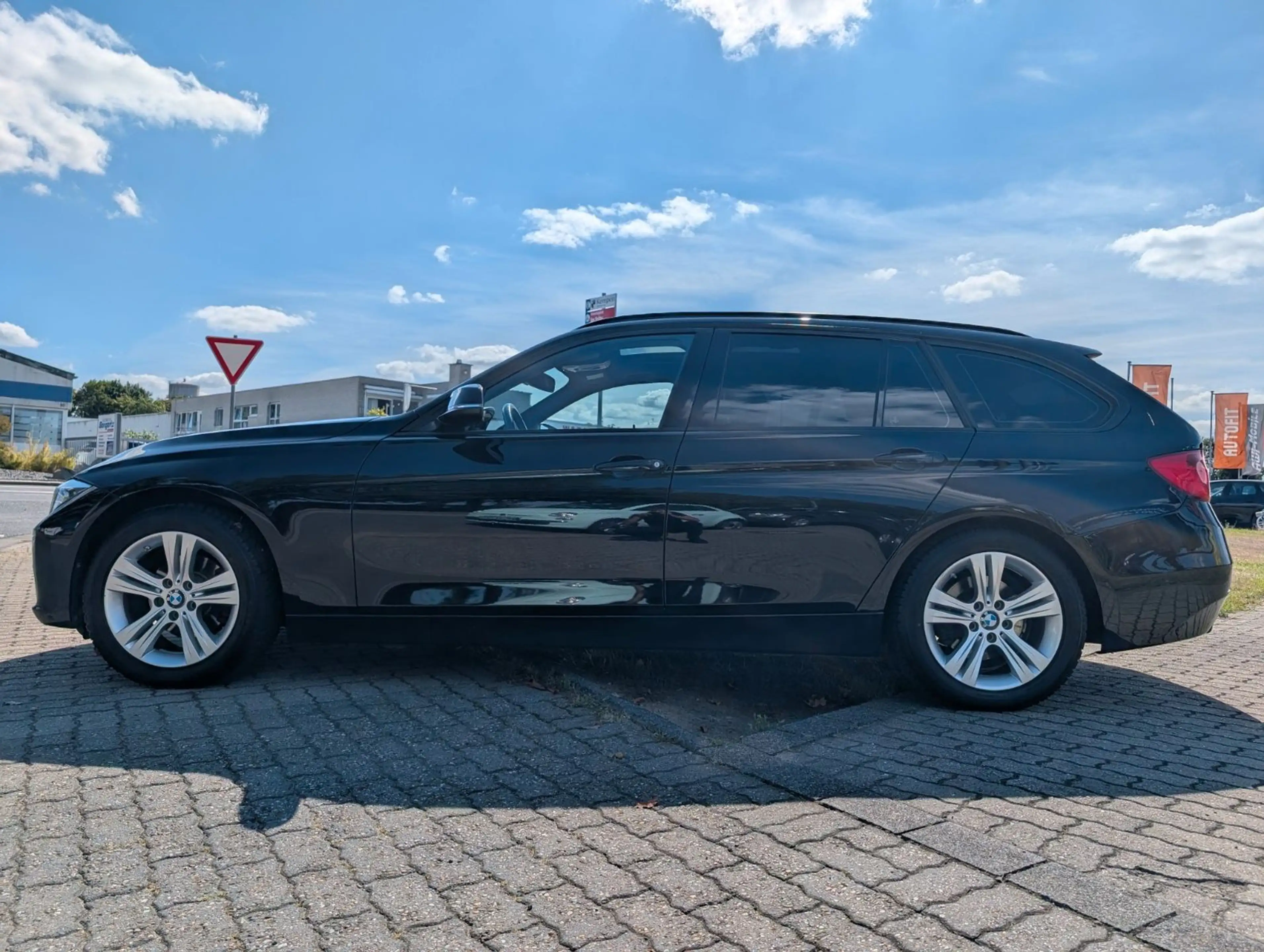 BMW 316 i 3 Touring*PANORAMA-DACH*AUTOMATIK*PDC !! — photo 14