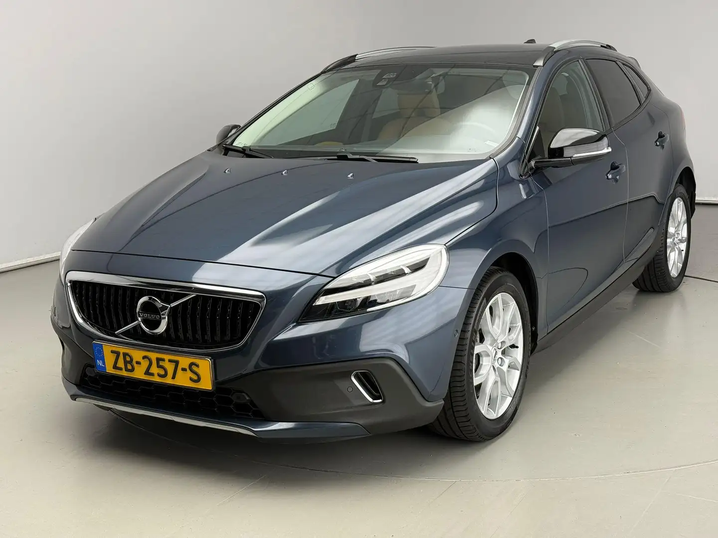 Volvo V40 Cross Country 1.5 T3 Polar+ Luxury | Pano | Harman/Kardon | Lede Blauw - 1