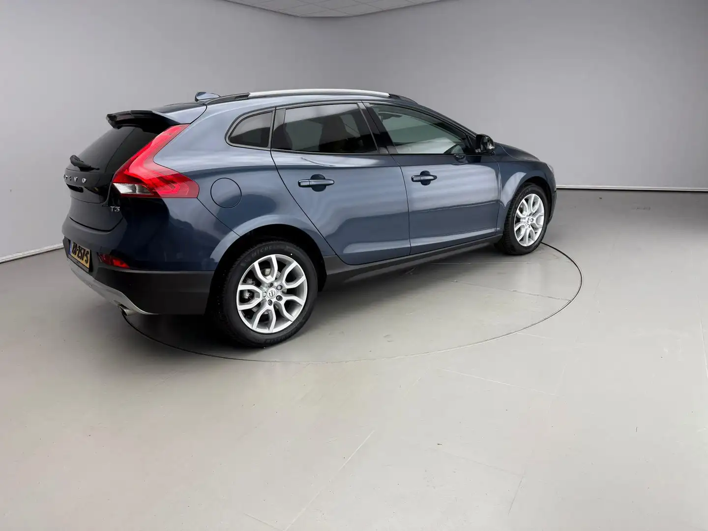 Volvo V40 Cross Country 1.5 T3 Polar+ Luxury | Pano | Harman/Kardon | Lede Blauw - 2