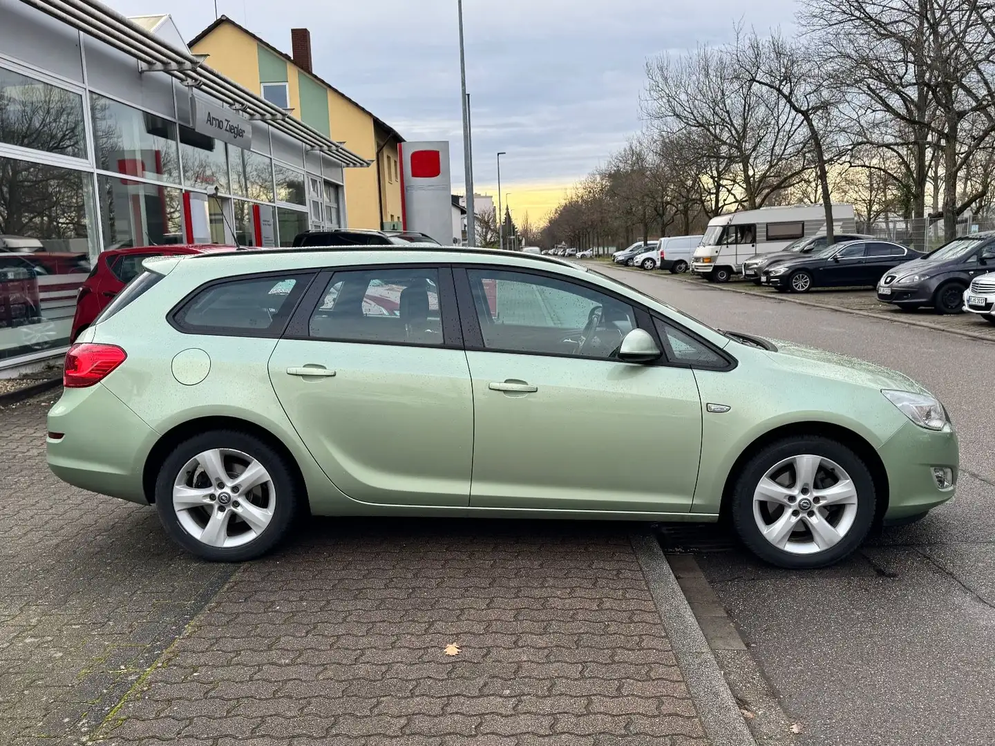 Opel Astra J Sports Tourer Design Edition Grün - 2
