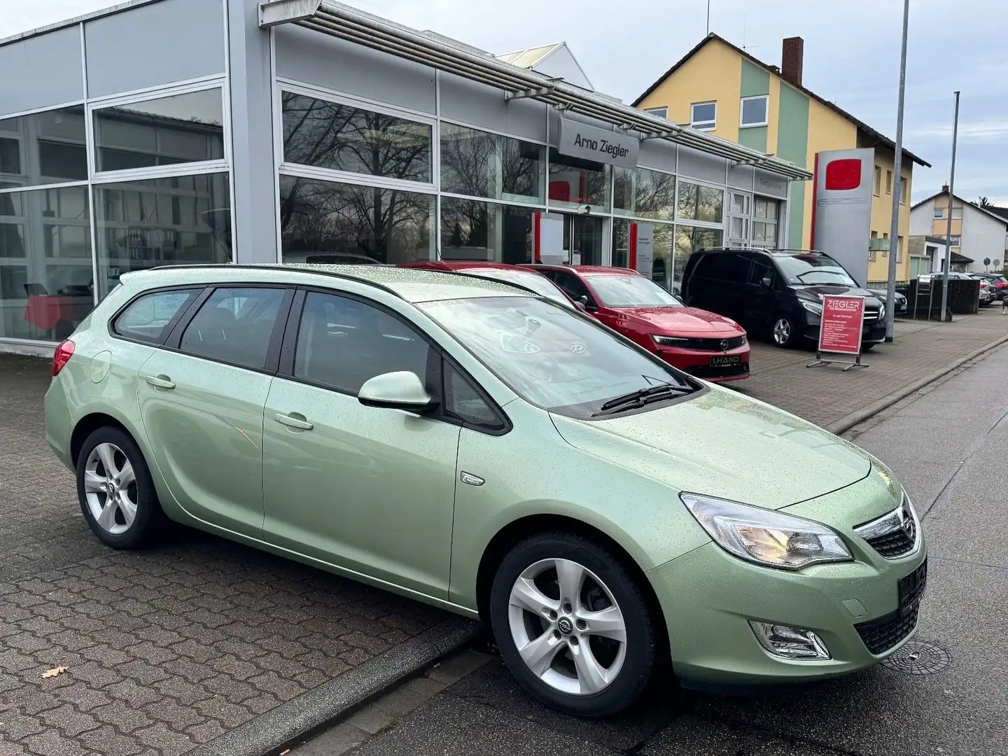 Opel Astra J Sports Tourer Design Edition Grün - 1