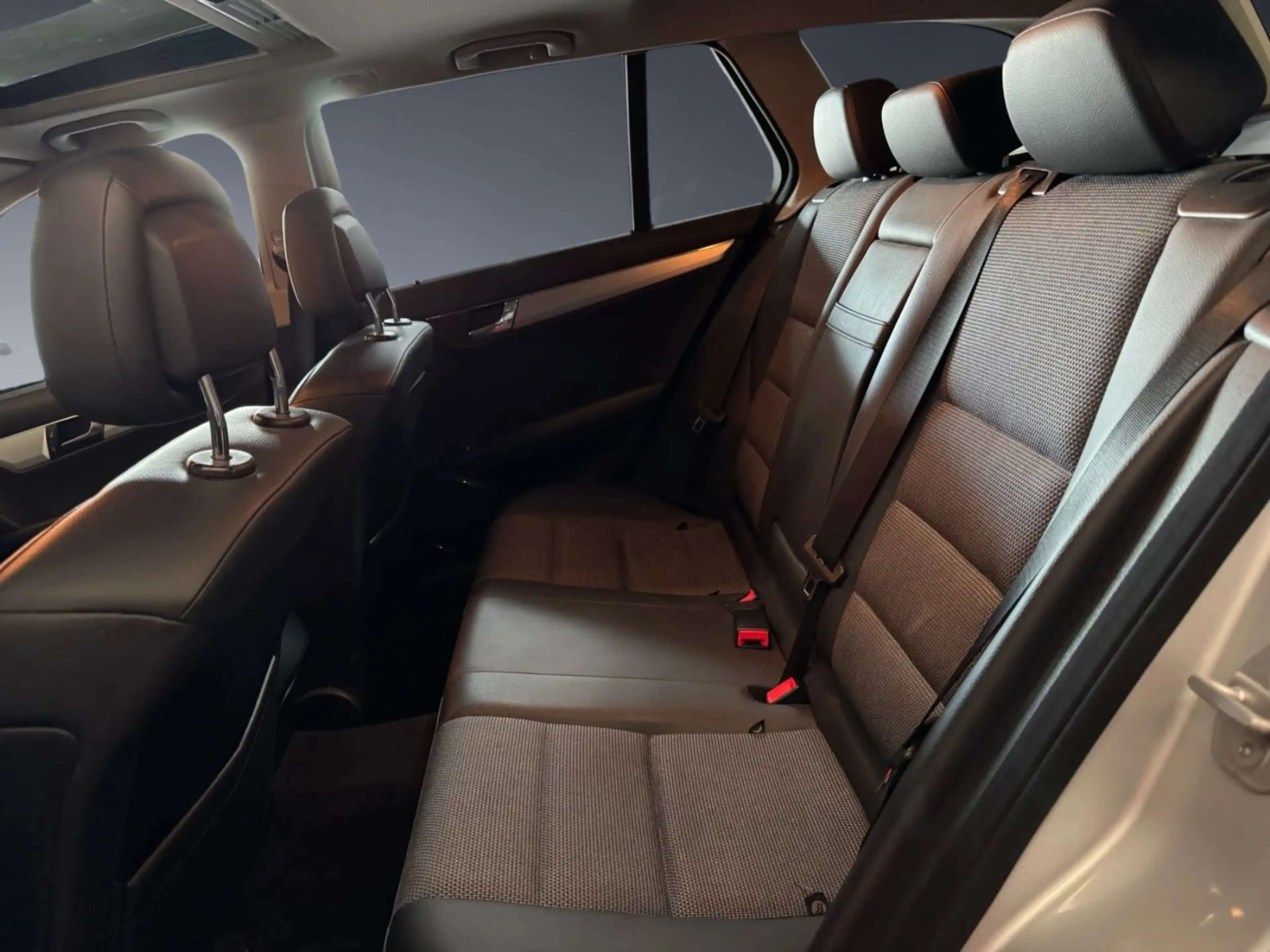 Mercedes-Benz C 180 T Aut Glasdach El.Sitze SHZ PDC SchHeft — photo 14