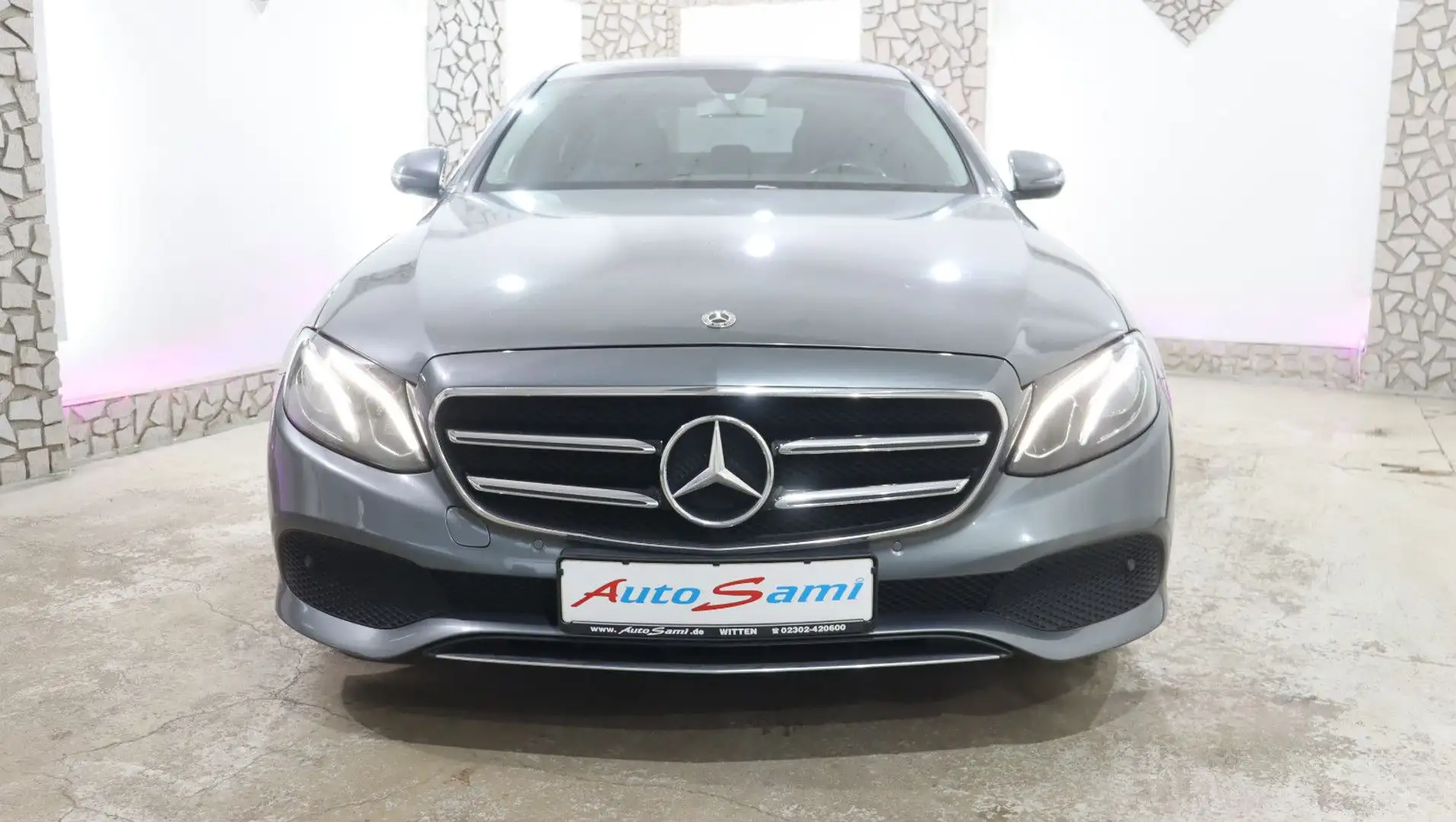 Mercedes-Benz E 220 d Lim. NAVI COMAND MULTIBEAM AMBIE-BELEU. Gris - 2