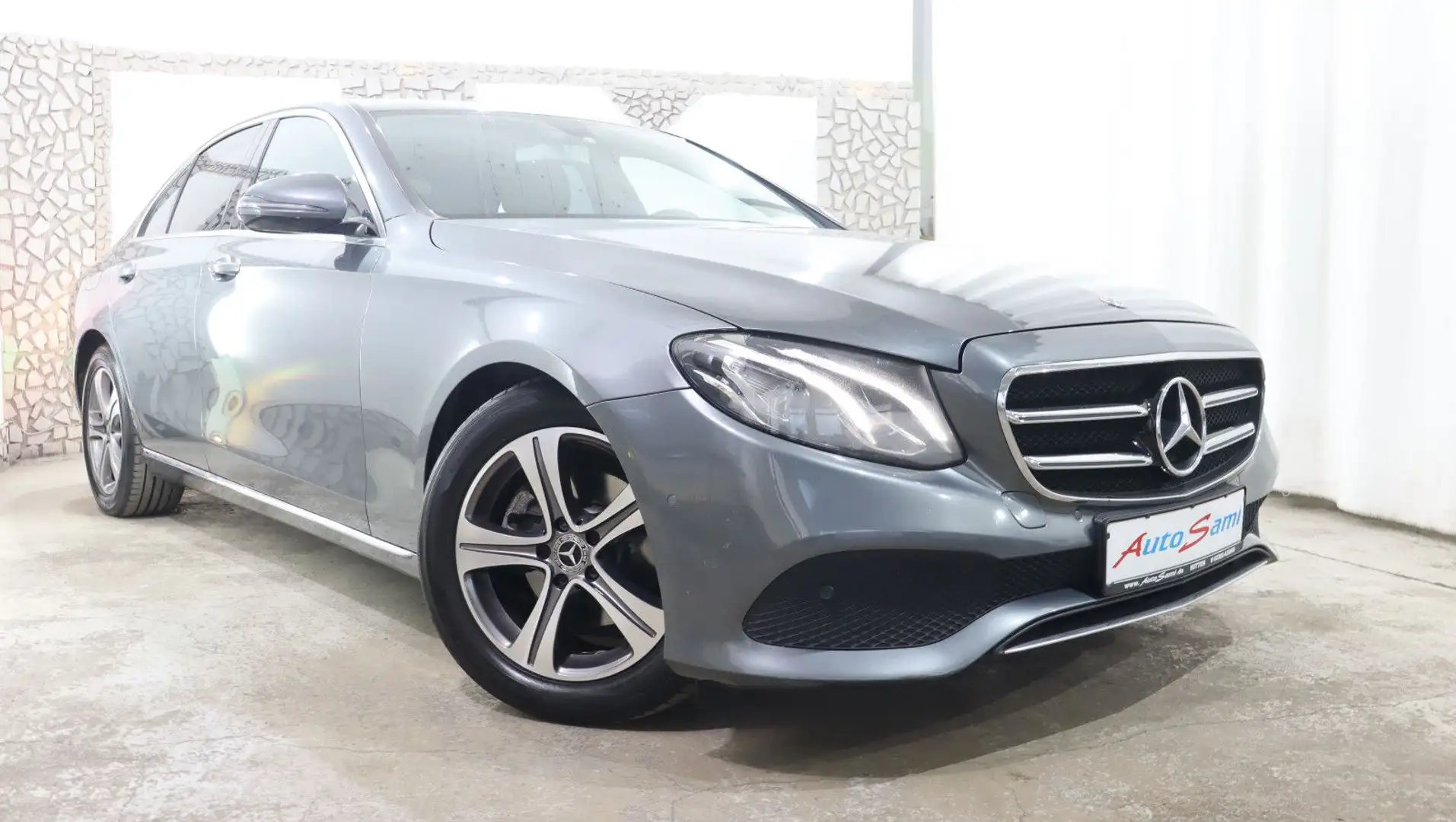 Mercedes-Benz E 220 d Lim. NAVI COMAND MULTIBEAM AMBIE-BELEU. Gris - 1