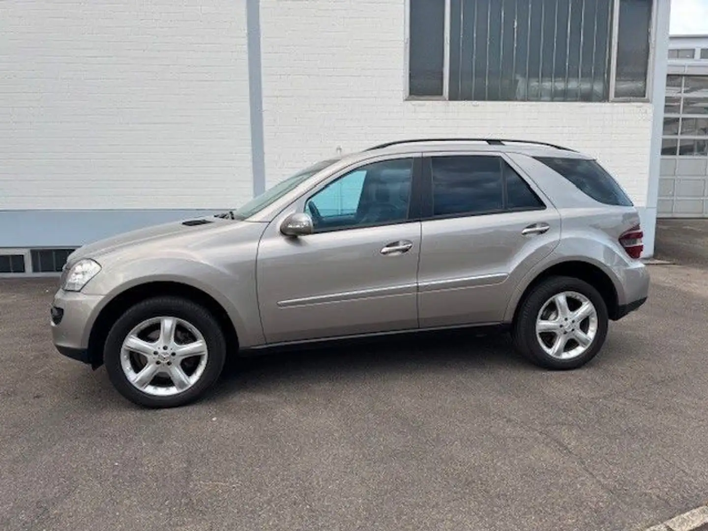 Mercedes-Benz ML 350 4Matic AHK Xenon Michelin Alpin5 SUV neu! Silber - 1