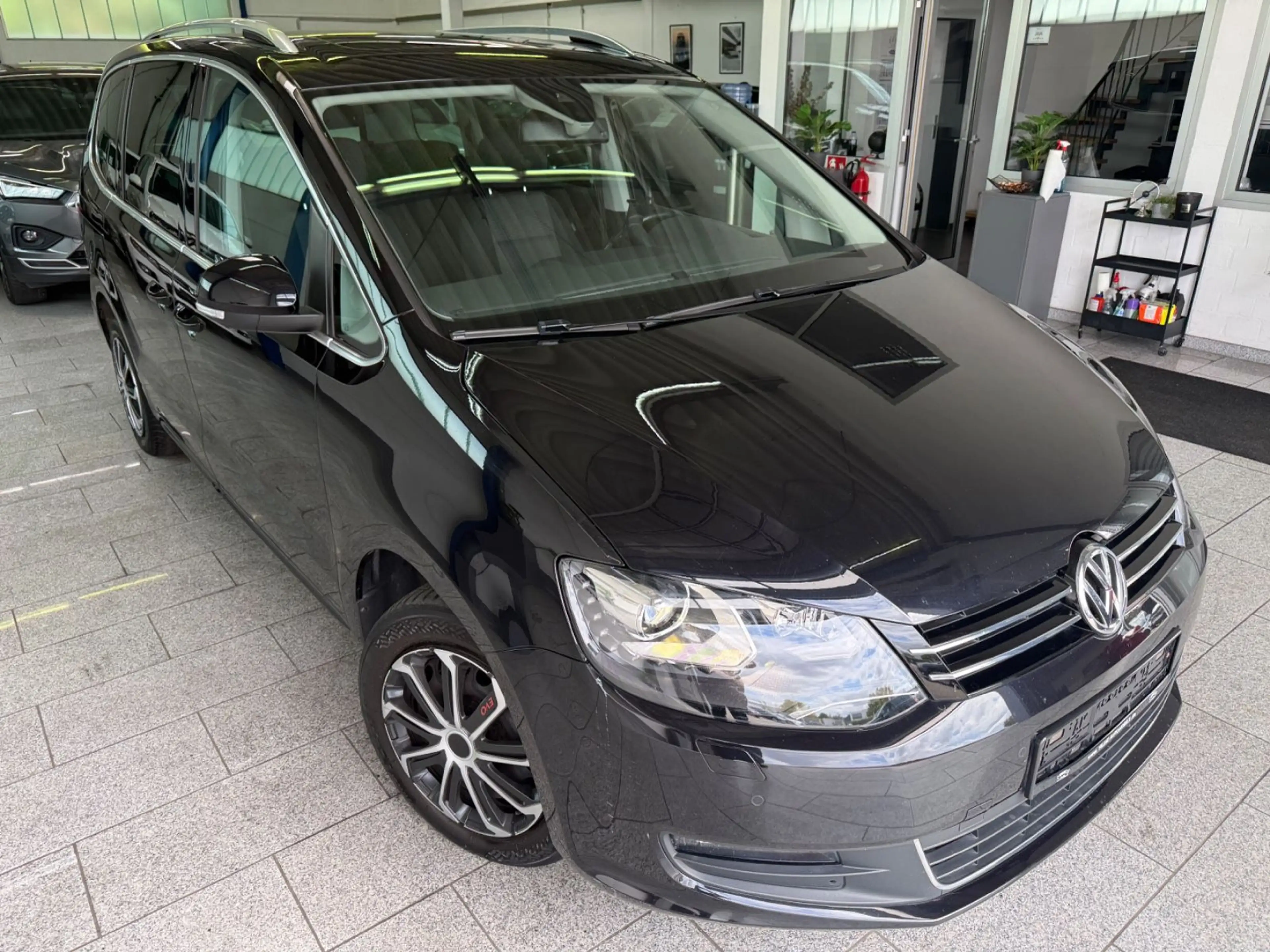Volkswagen Sharan 2.0 TDI*7-SITZ*AUT*CAM*NAV*PANO*BI-XN*AHK — photo 4