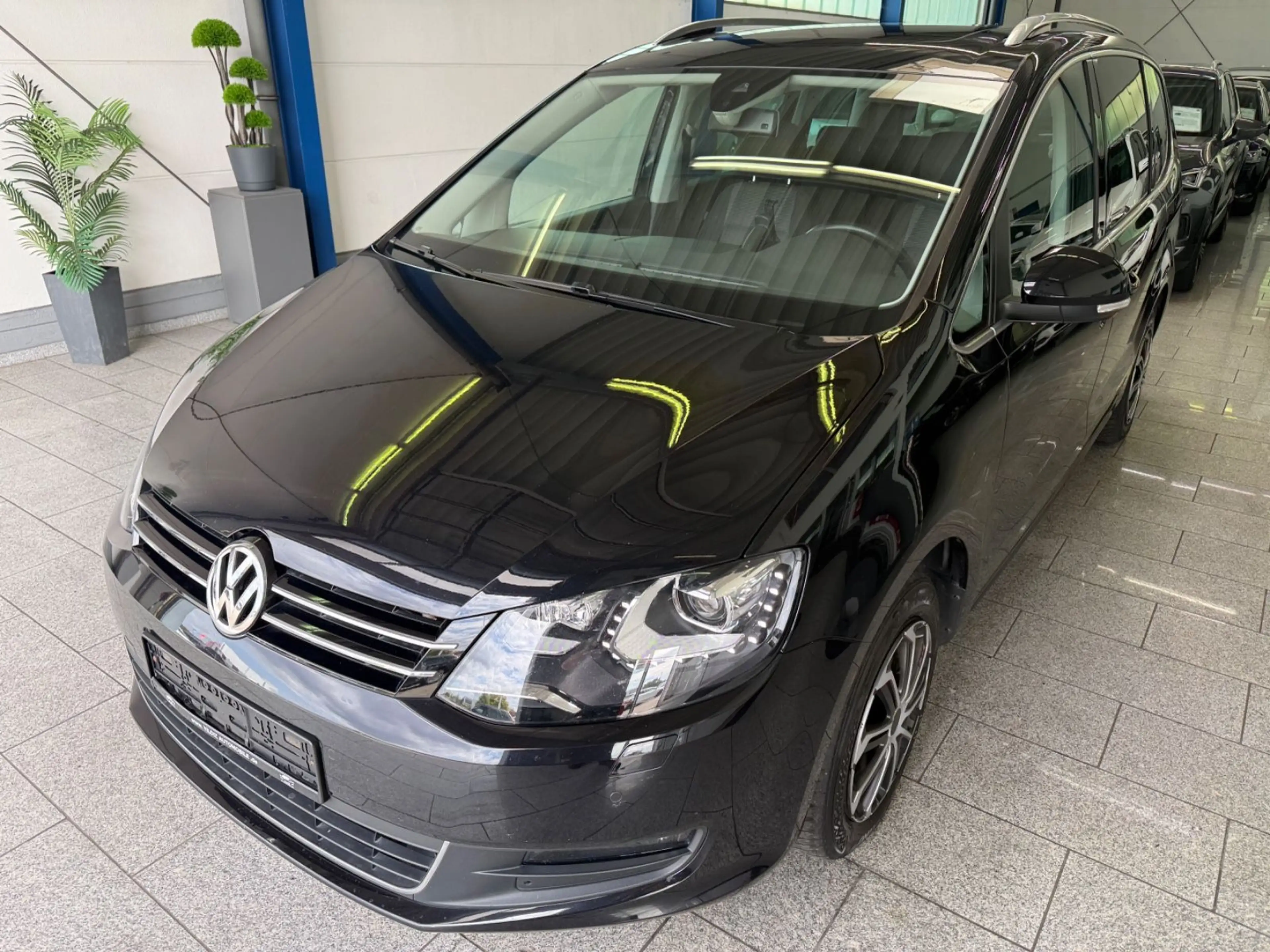Volkswagen Sharan 2.0 TDI*7-SITZ*AUT*CAM*NAV*PANO*BI-XN*AHK — photo 2