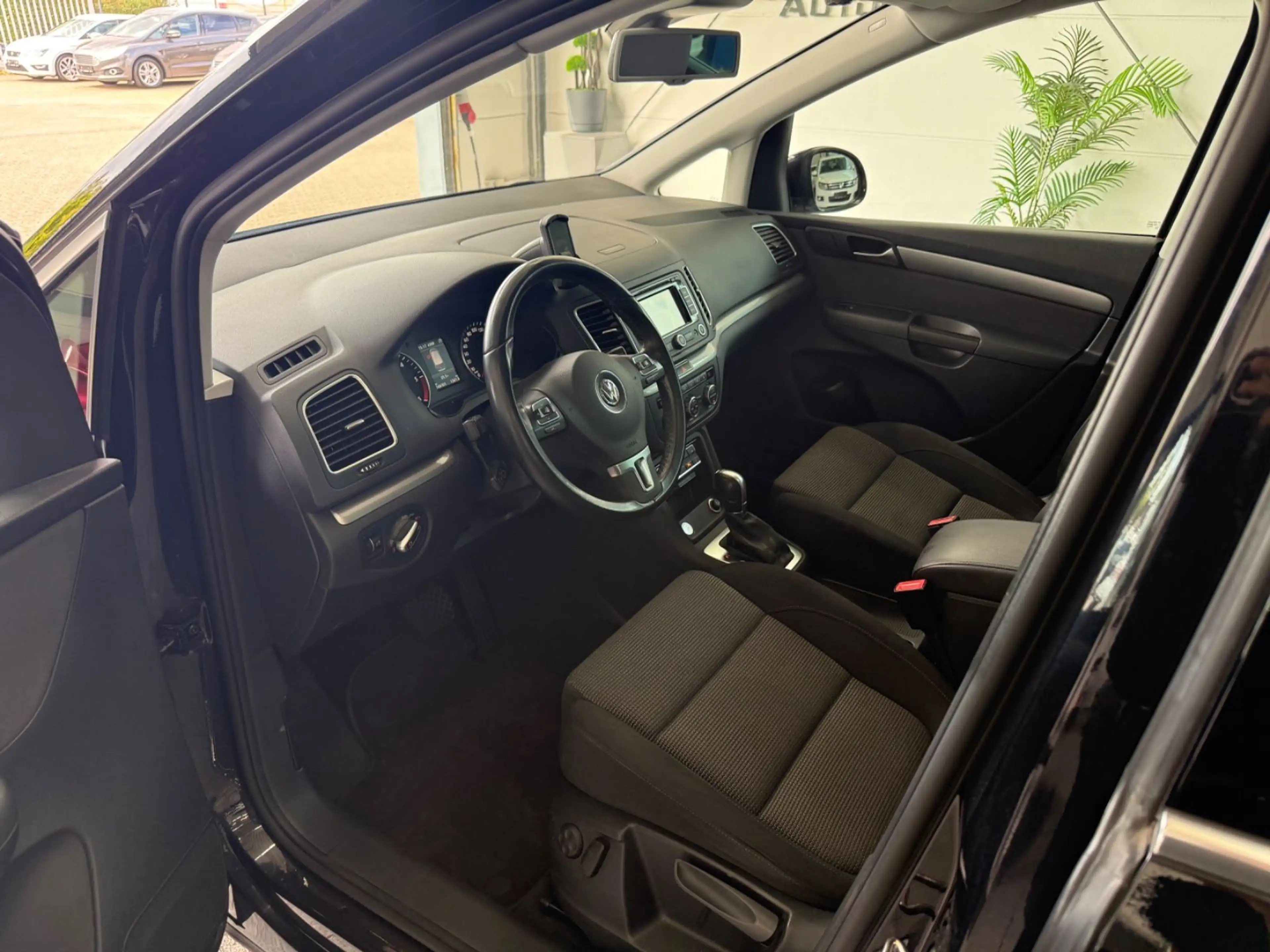 Volkswagen Sharan 2.0 TDI*7-SITZ*AUT*CAM*NAV*PANO*BI-XN*AHK — photo 13