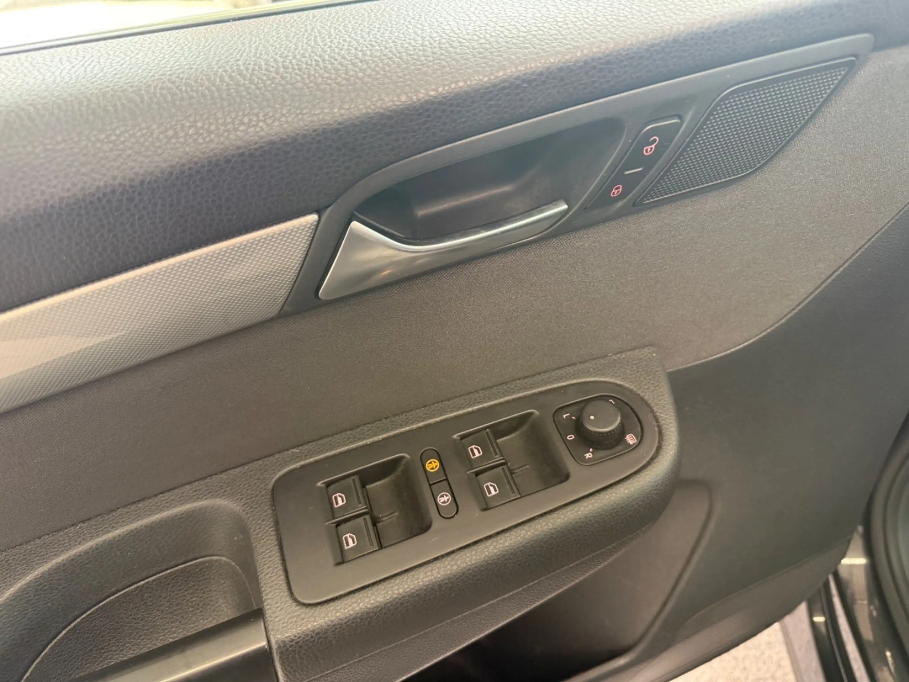 Volkswagen Sharan 2.0 TDI*7-SITZ*AUT*CAM*NAV*PANO*BI-XN*AHK — photo 12