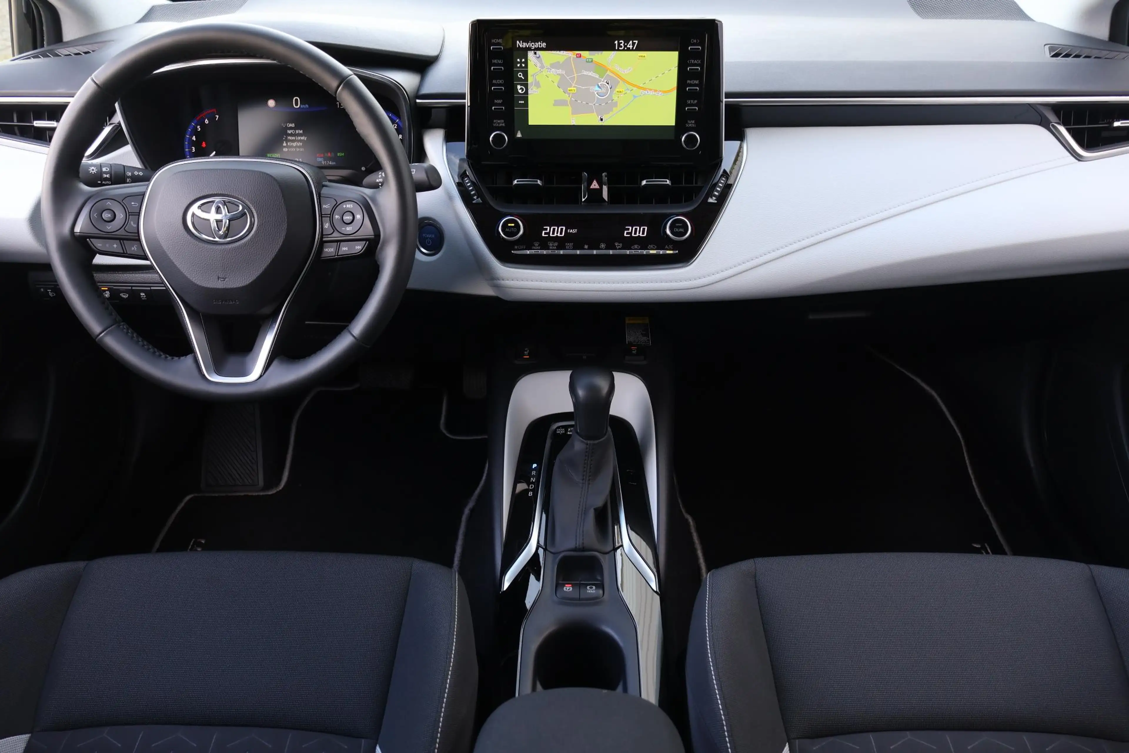 Toyota Corolla 1.8 Hybrid Style — photo 11