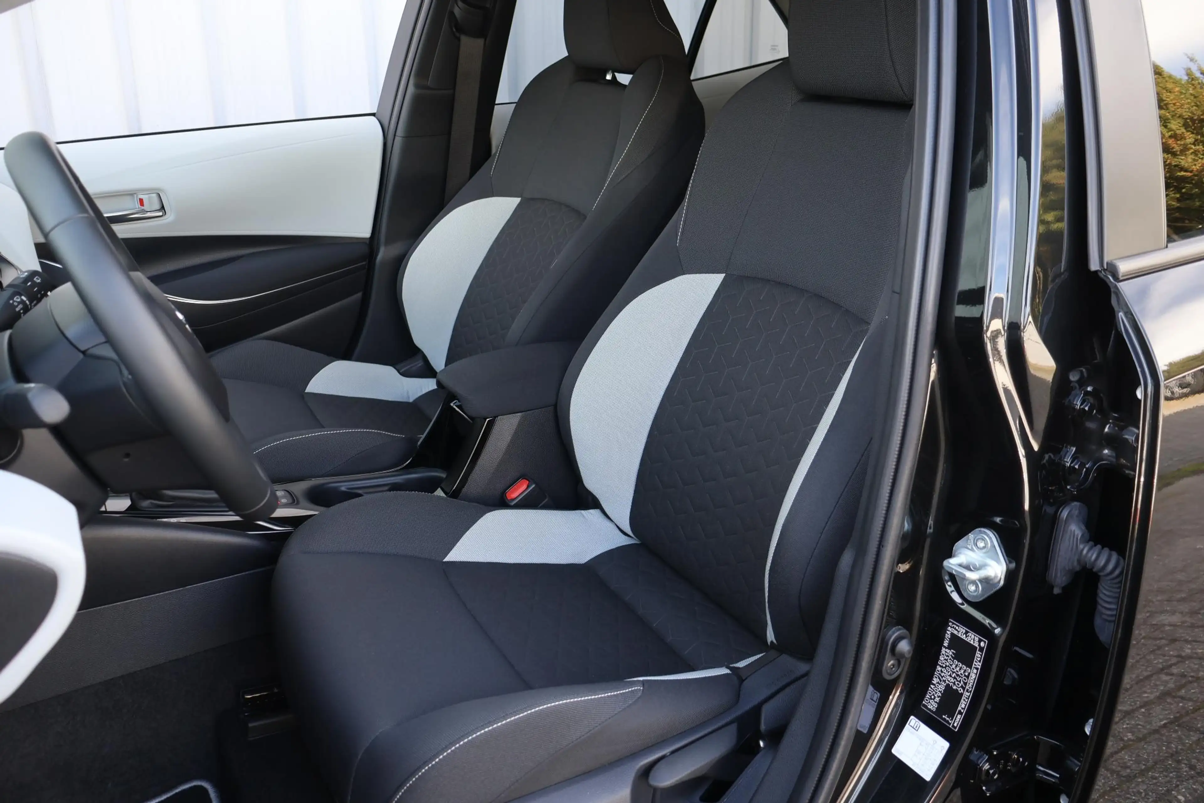 Toyota Corolla 1.8 Hybrid Style — photo 9