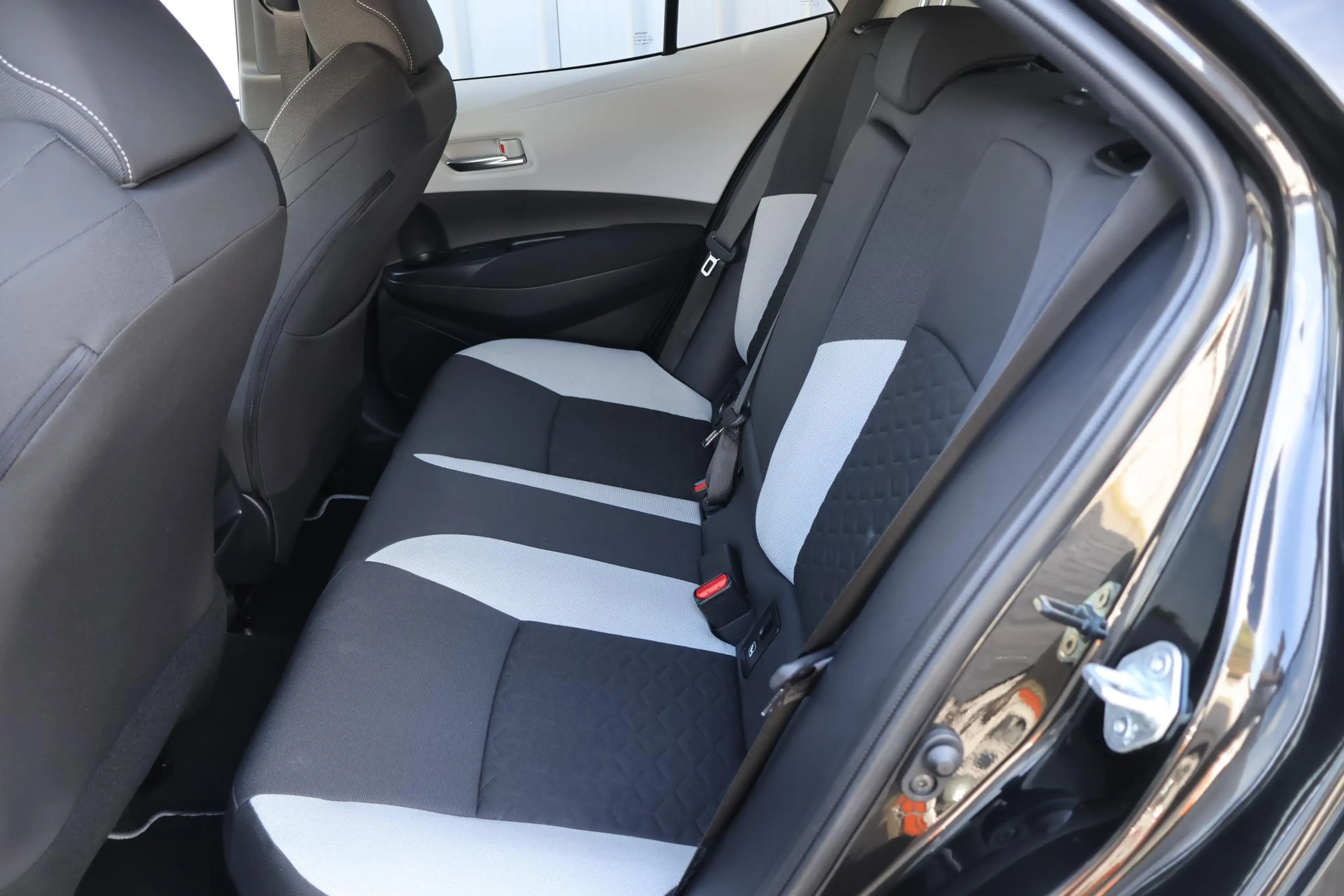 Toyota Corolla 1.8 Hybrid Style — photo 10