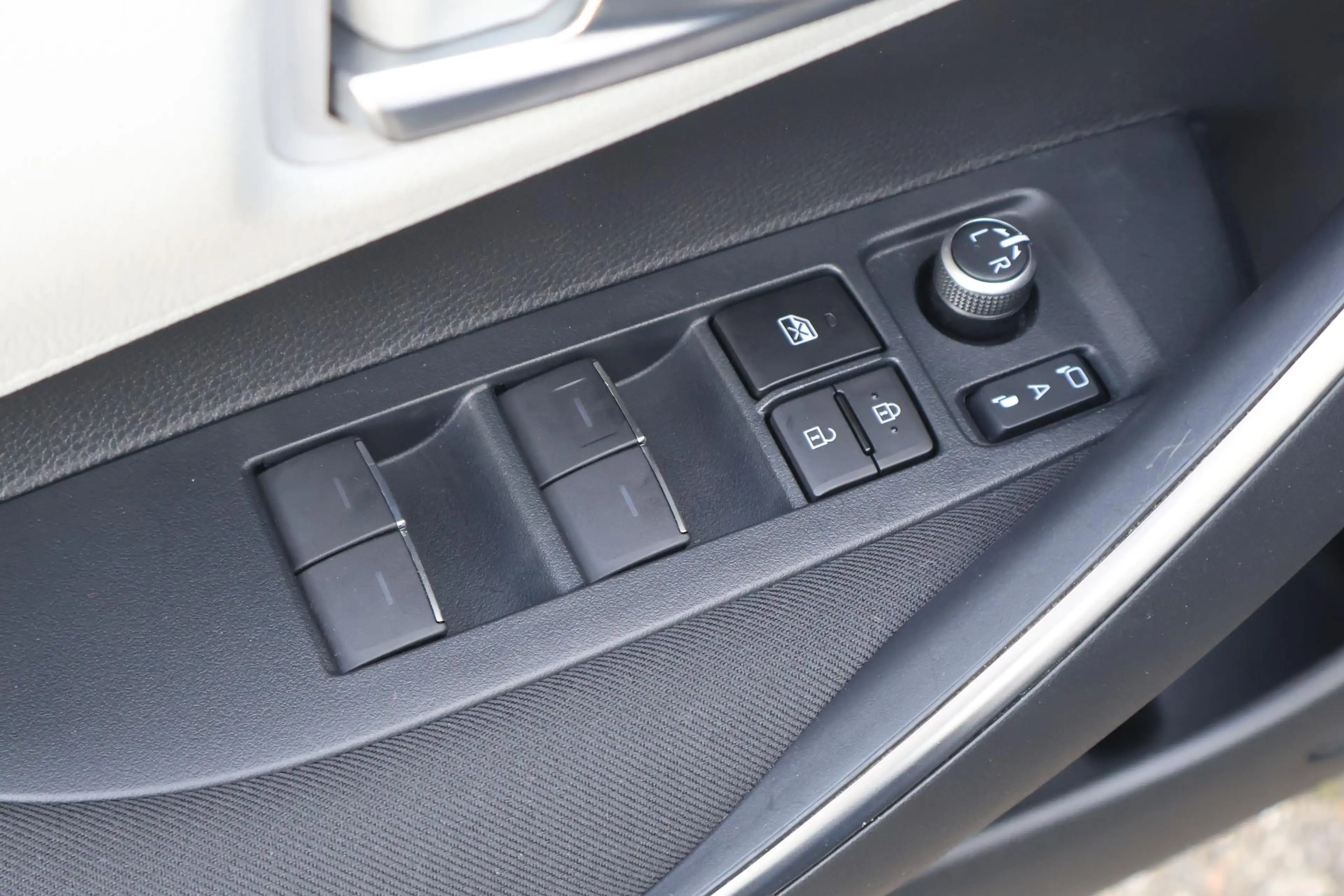 Toyota Corolla 1.8 Hybrid Style — photo 13