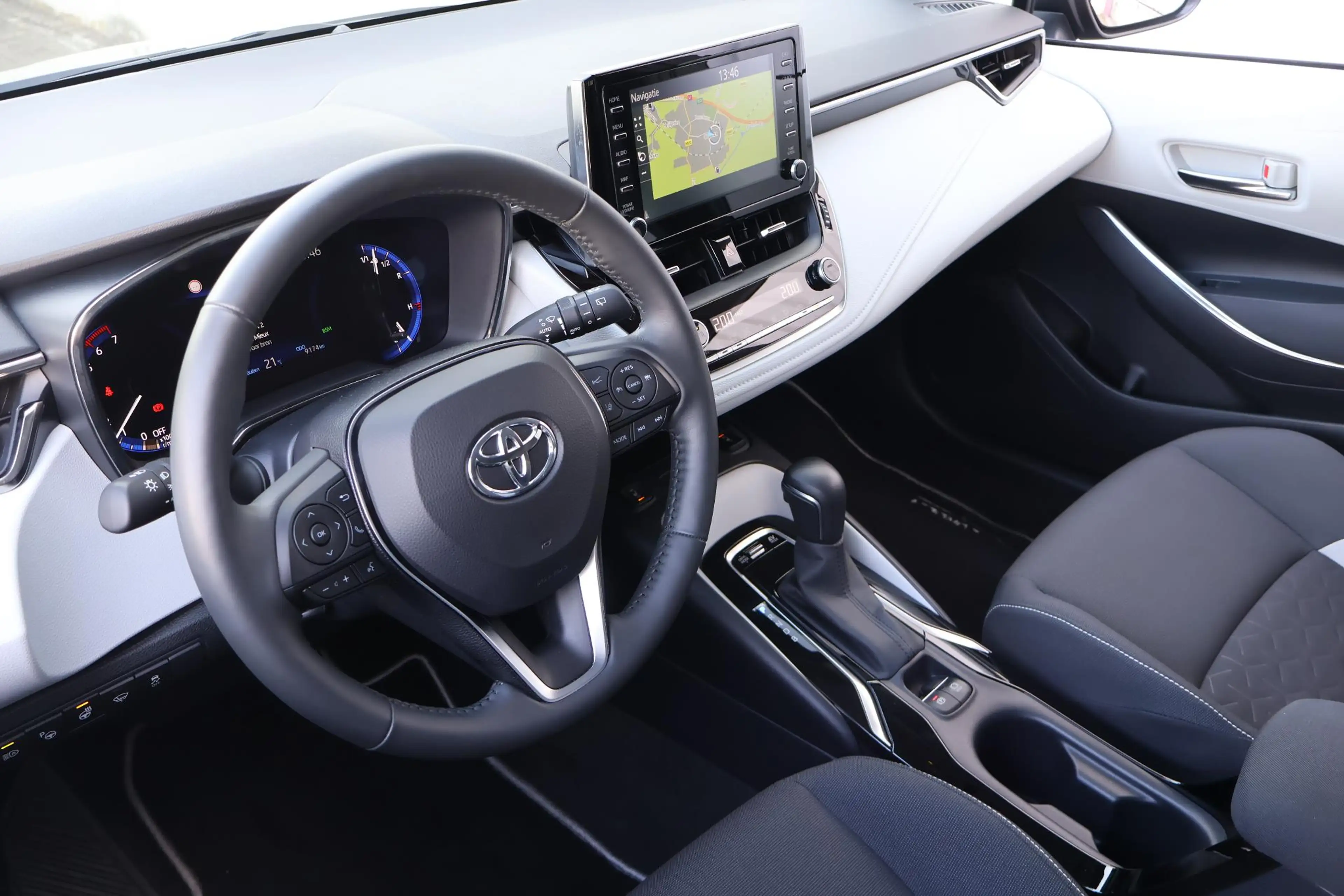 Toyota Corolla 1.8 Hybrid Style — photo 8