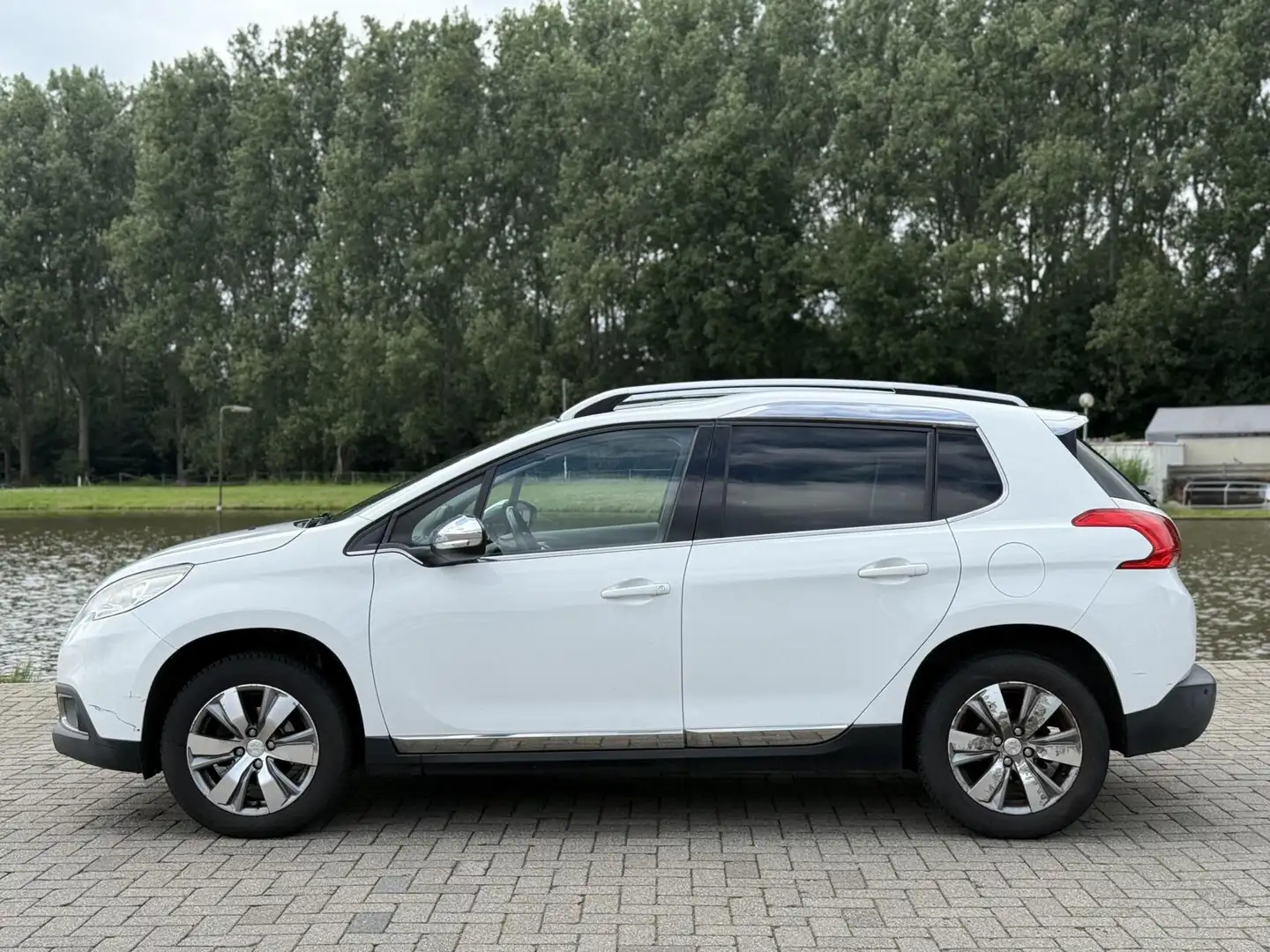 Peugeot 2008 1.2 VTi Allure Pack Premium Plus Wit - 2