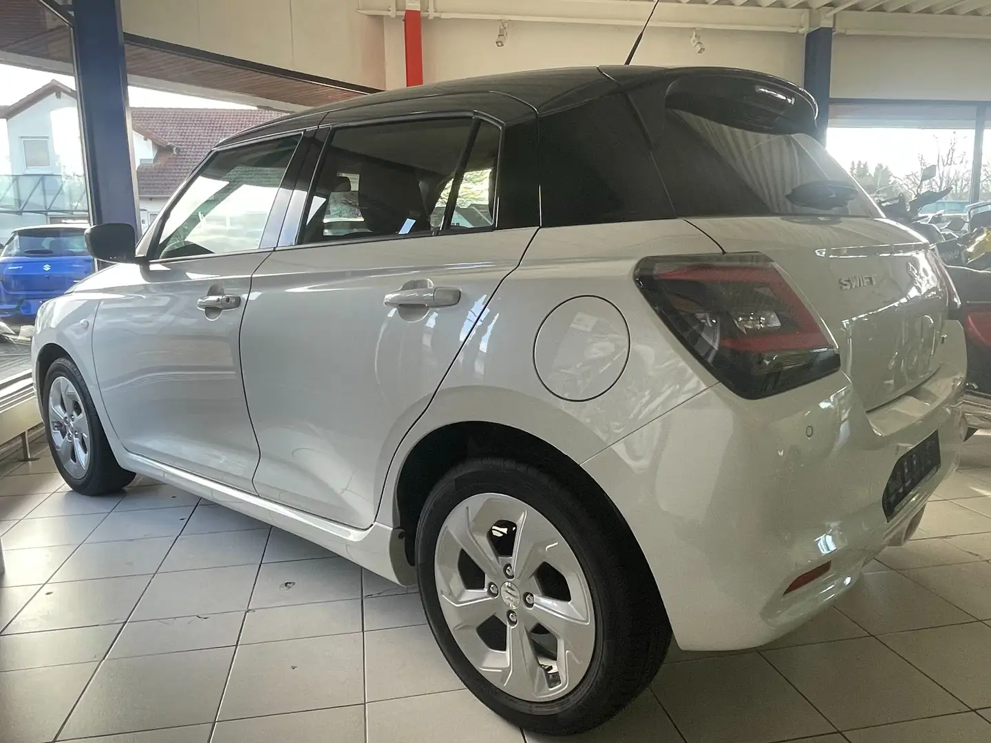 Suzuki Swift Comfort in Zweifarbenlackierung Weiß - 2