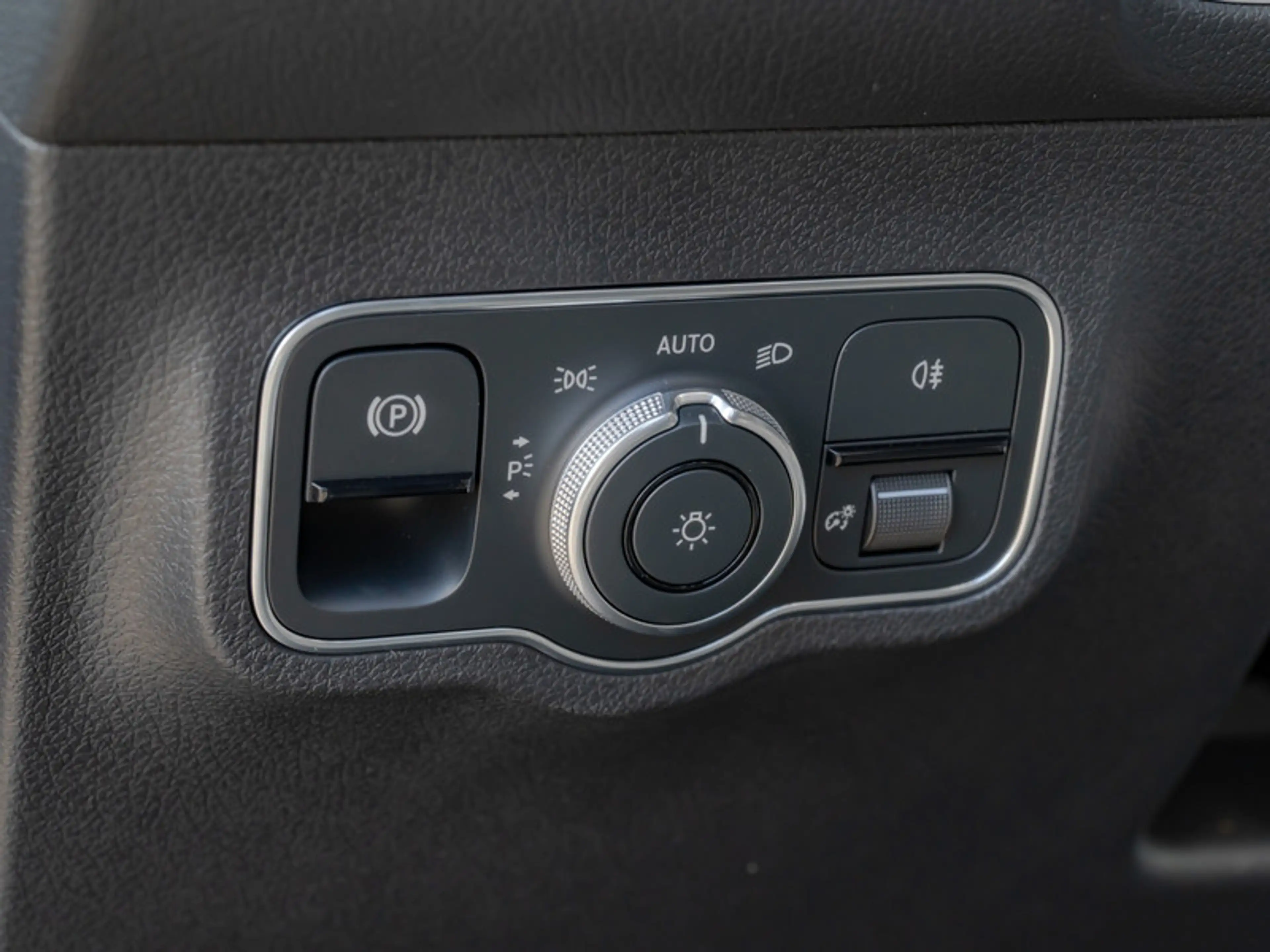 Mercedes-Benz GLB 220 d 4M AMG-Sport/MLB/Pano/Night/AHK/Distr — photo 13