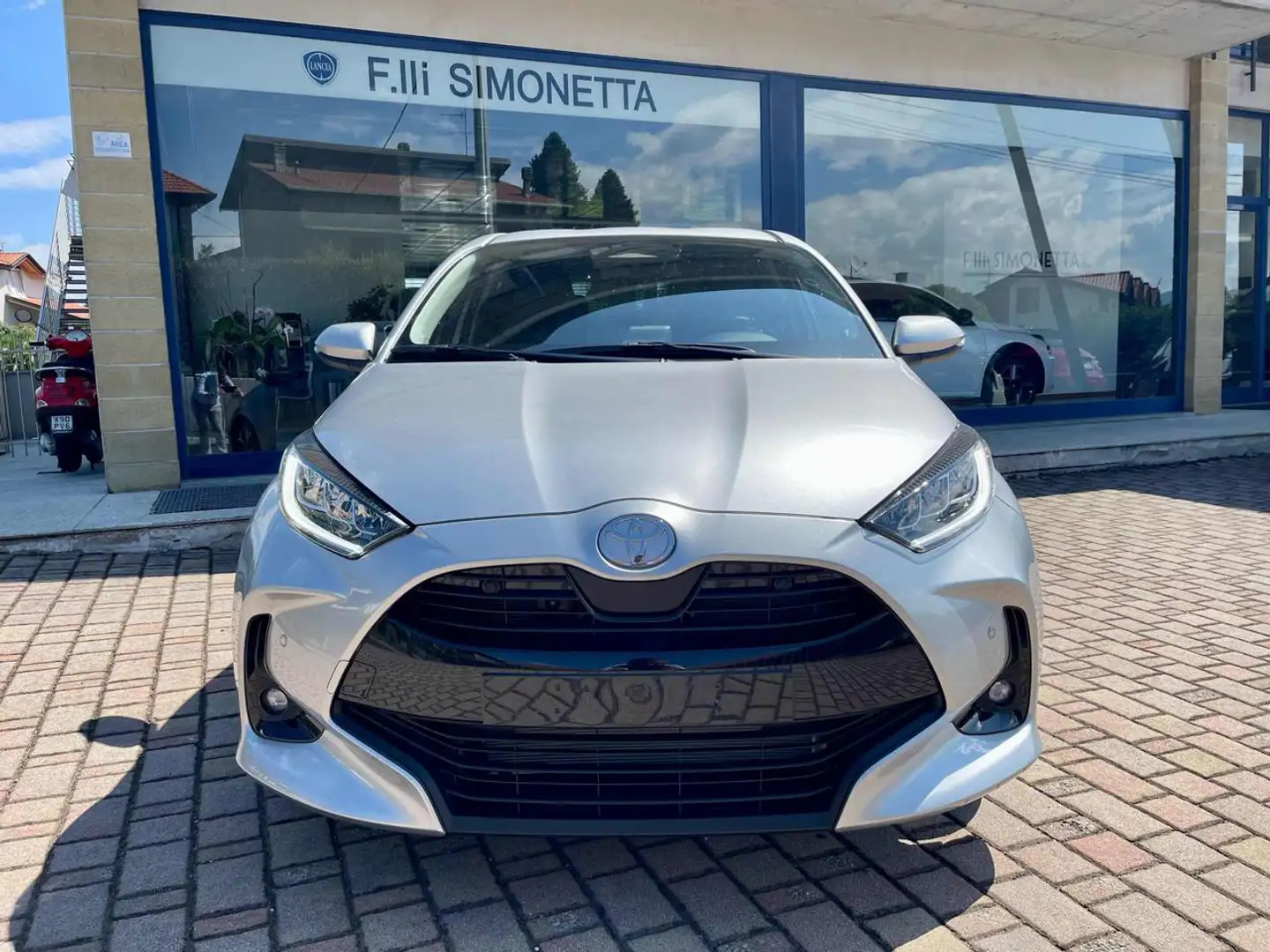 Toyota Yaris 1.5 Hybrid 5 porte Trend .- NUOVO Argento - 2