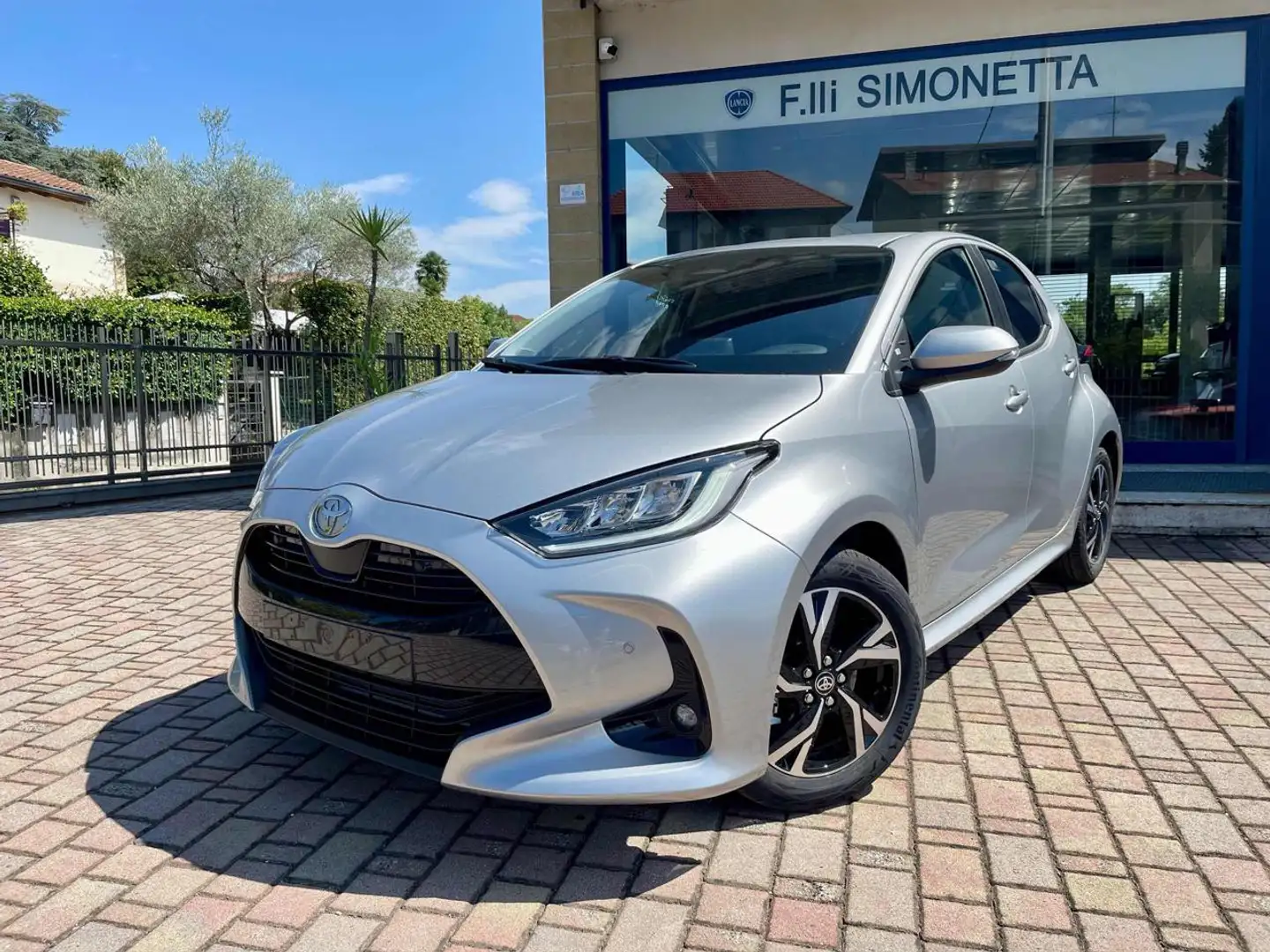 Toyota Yaris 1.5 Hybrid 5 porte Trend .- NUOVO Argento - 1