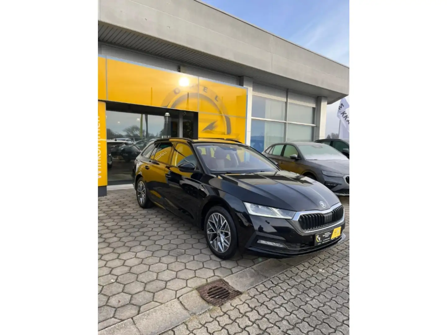 Skoda Octavia Combi Tour 1.5 TSI ACT+Anhängerkupplung+Navi+LED Schwarz - 2