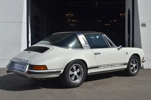 Porsche 911 view 6