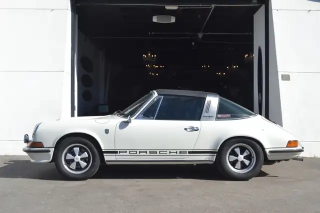 Porsche 911 view 9
