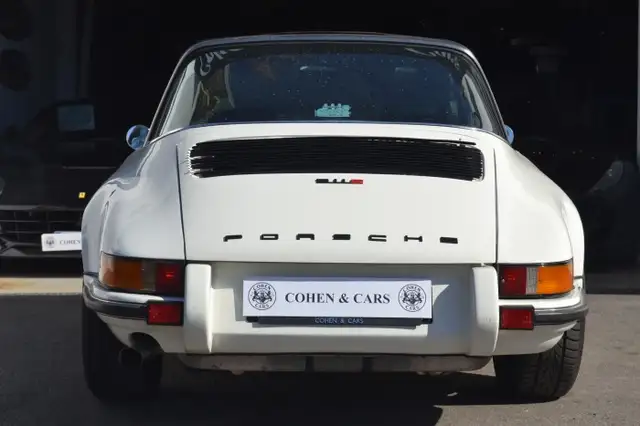 Porsche 911 view 7