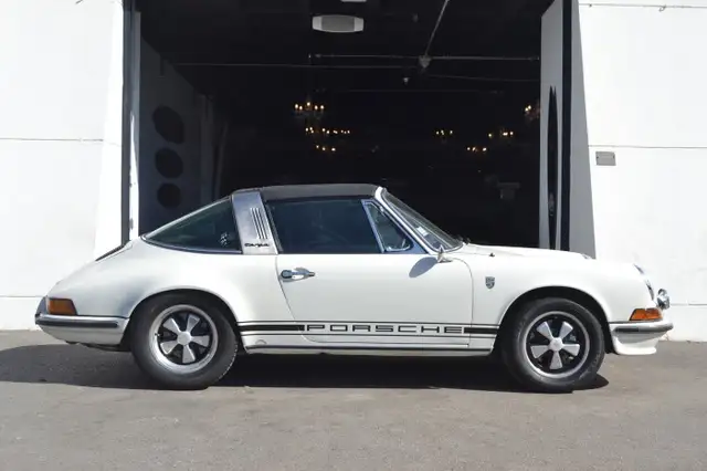 Porsche 911 view 5