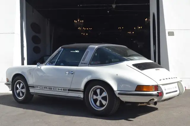 Porsche 911 view 8