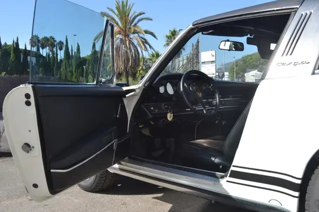 Porsche 911 view 10