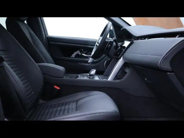 Land Rover Discovery Sport view 11