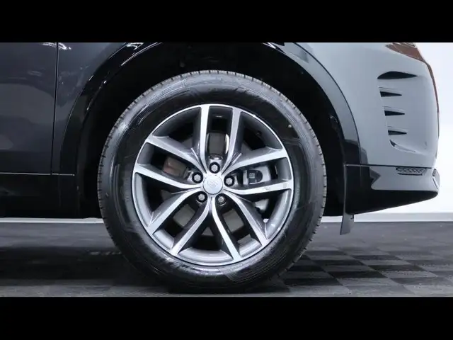 Land Rover Discovery Sport view 10