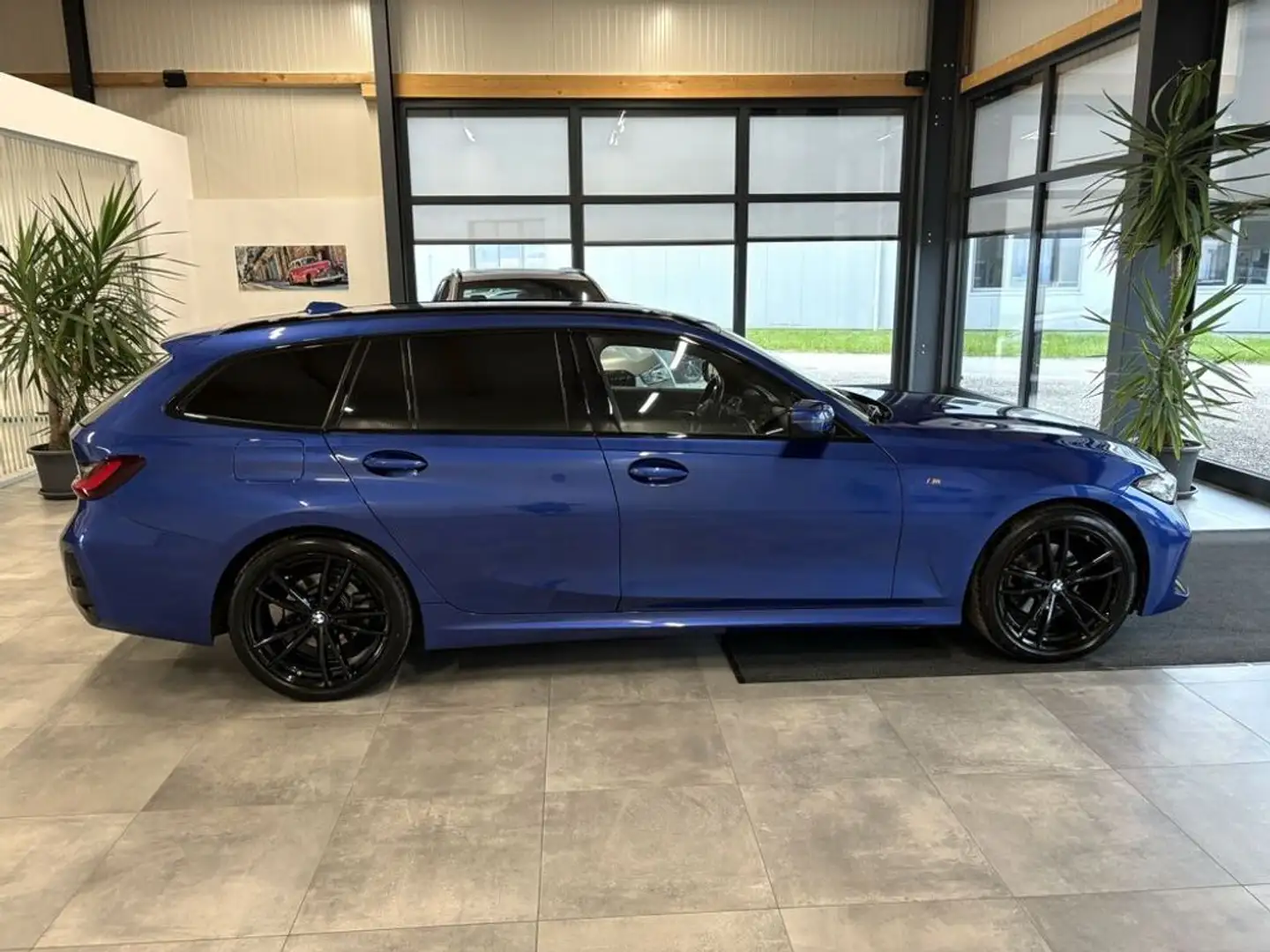 BMW 320 d Touring xDrive M-Sport *LED*PDC*NAV*AHK*HUD* Blau - 2